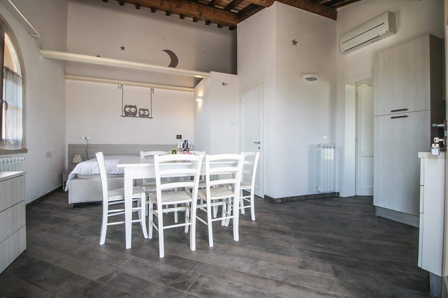 Apartment - Split Level - Photo 1
