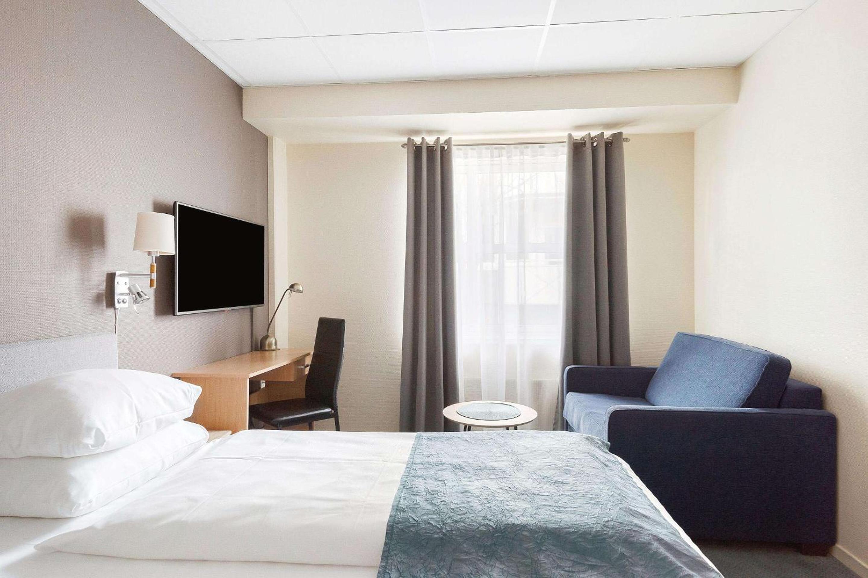 Standard Queen Room with Sofa Bed - Disabled Adapted Room - Photo 4