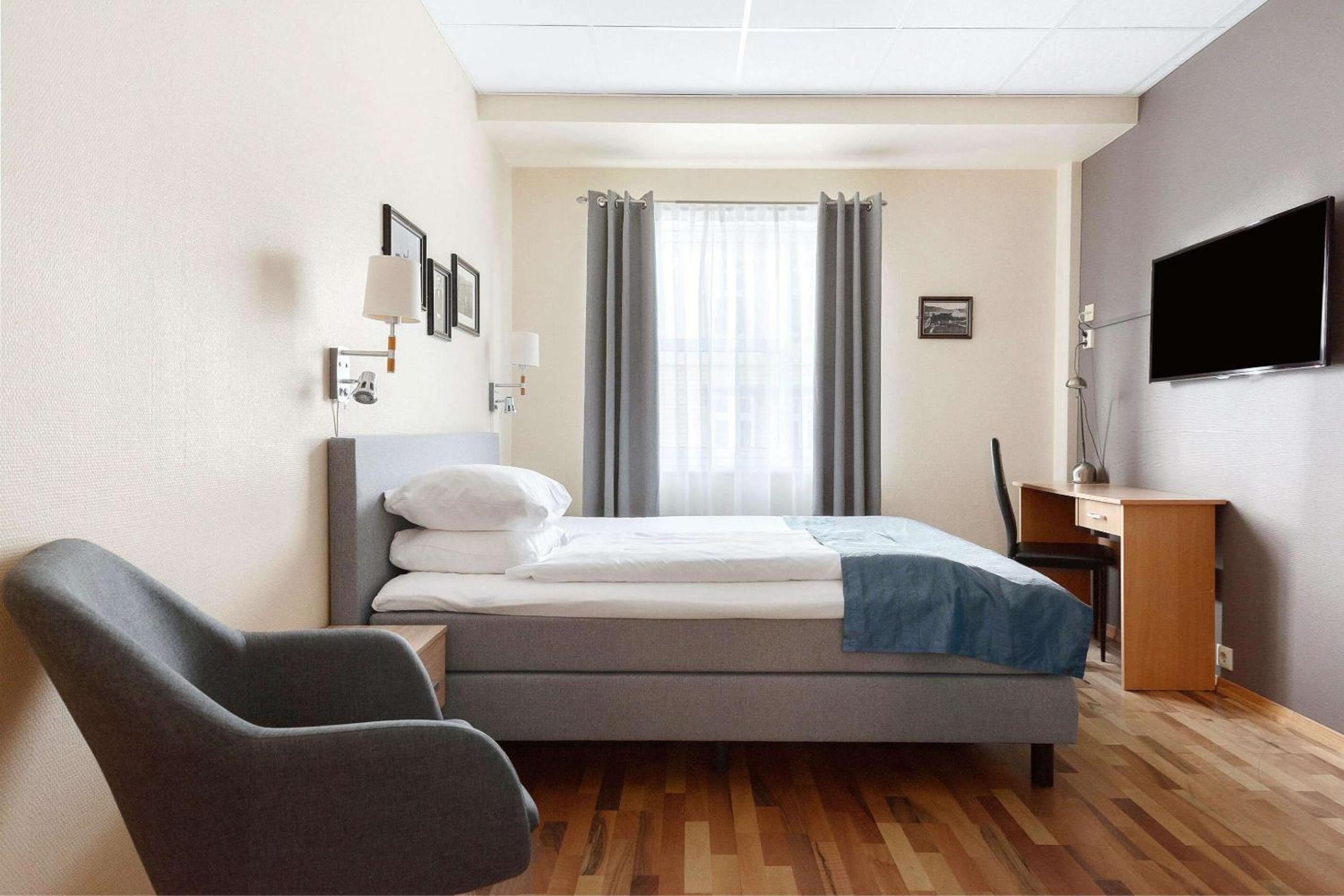 Standard Queen Room - Photo 7