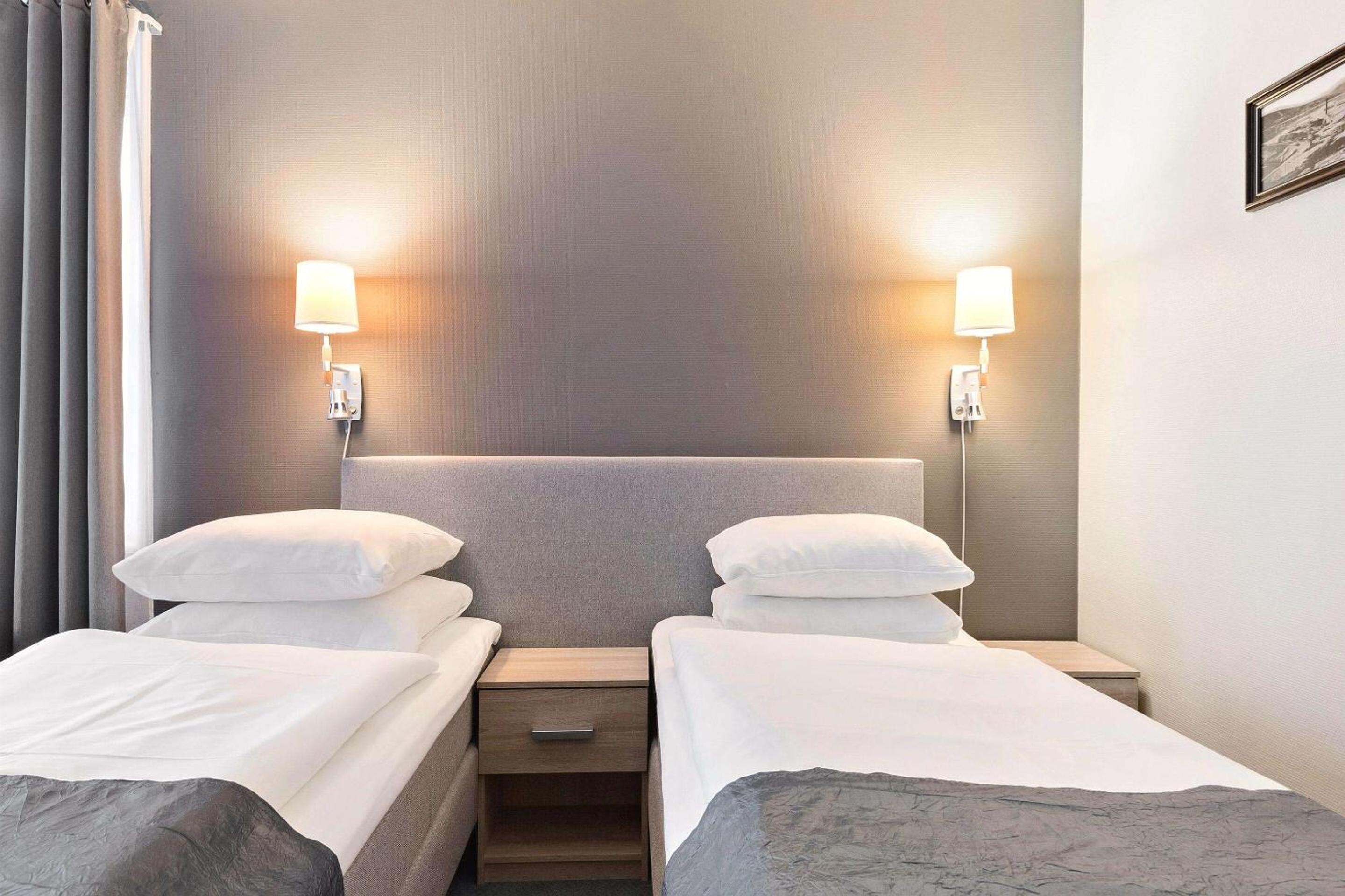 Standard Twin Room - Photo 5