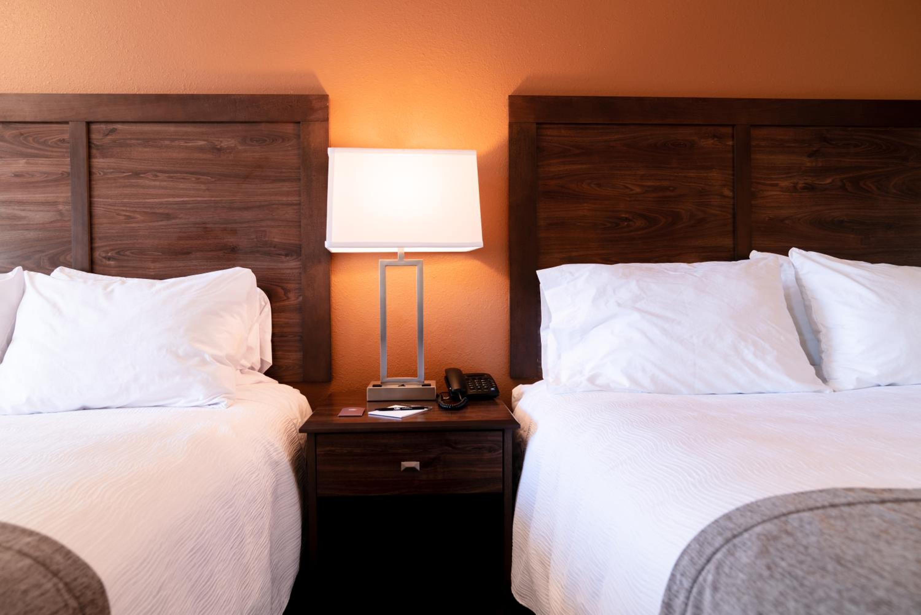 Queen Room with Two Queen Beds - Photo 2