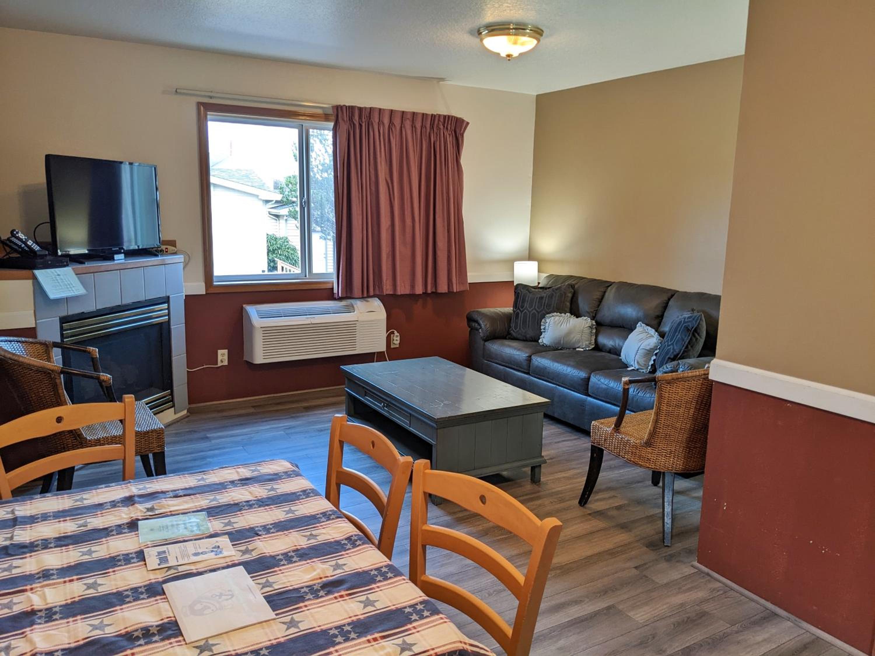 Deluxe King Suite