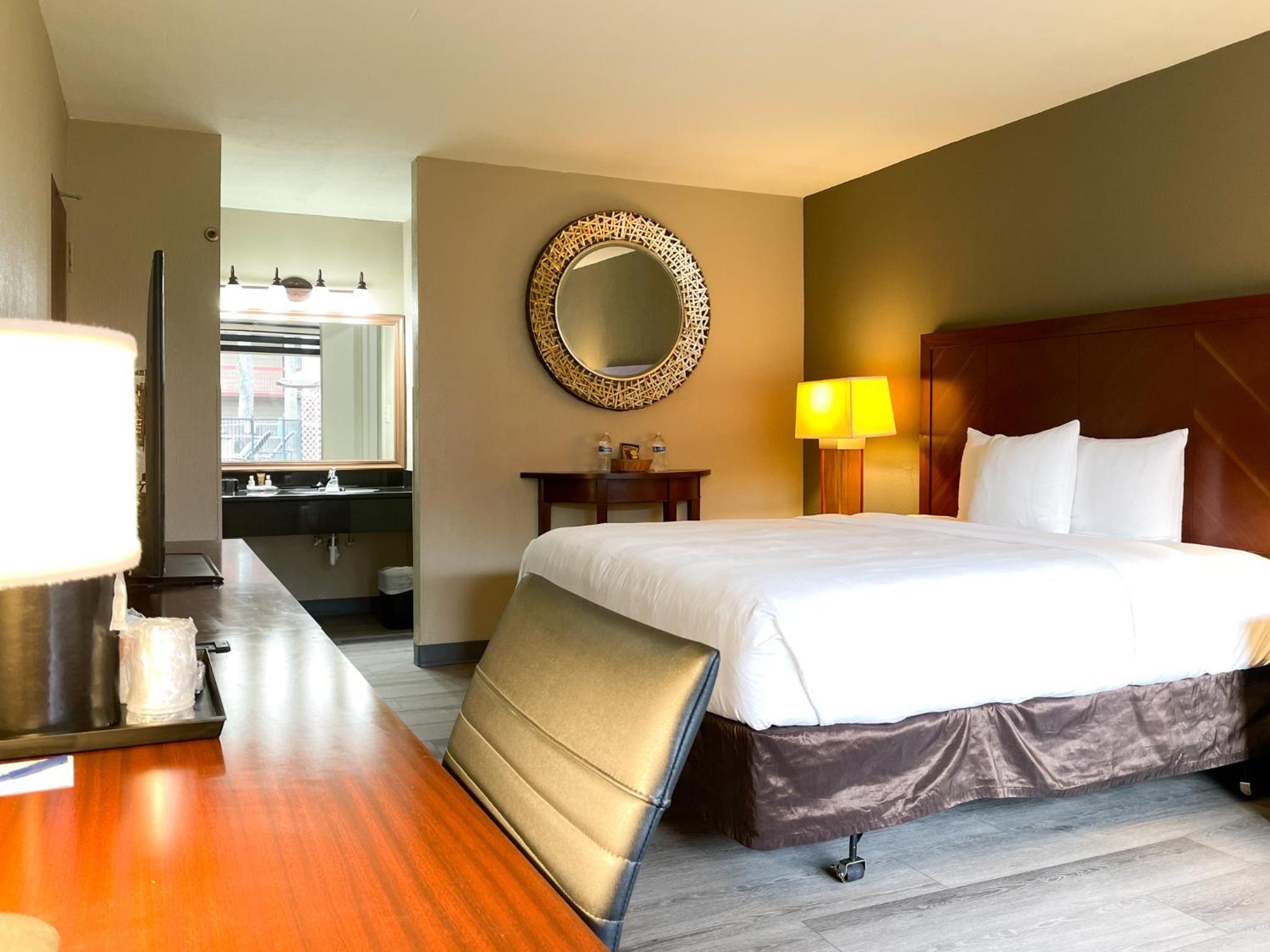 Superior King Room - Non Smoking - Photo 3