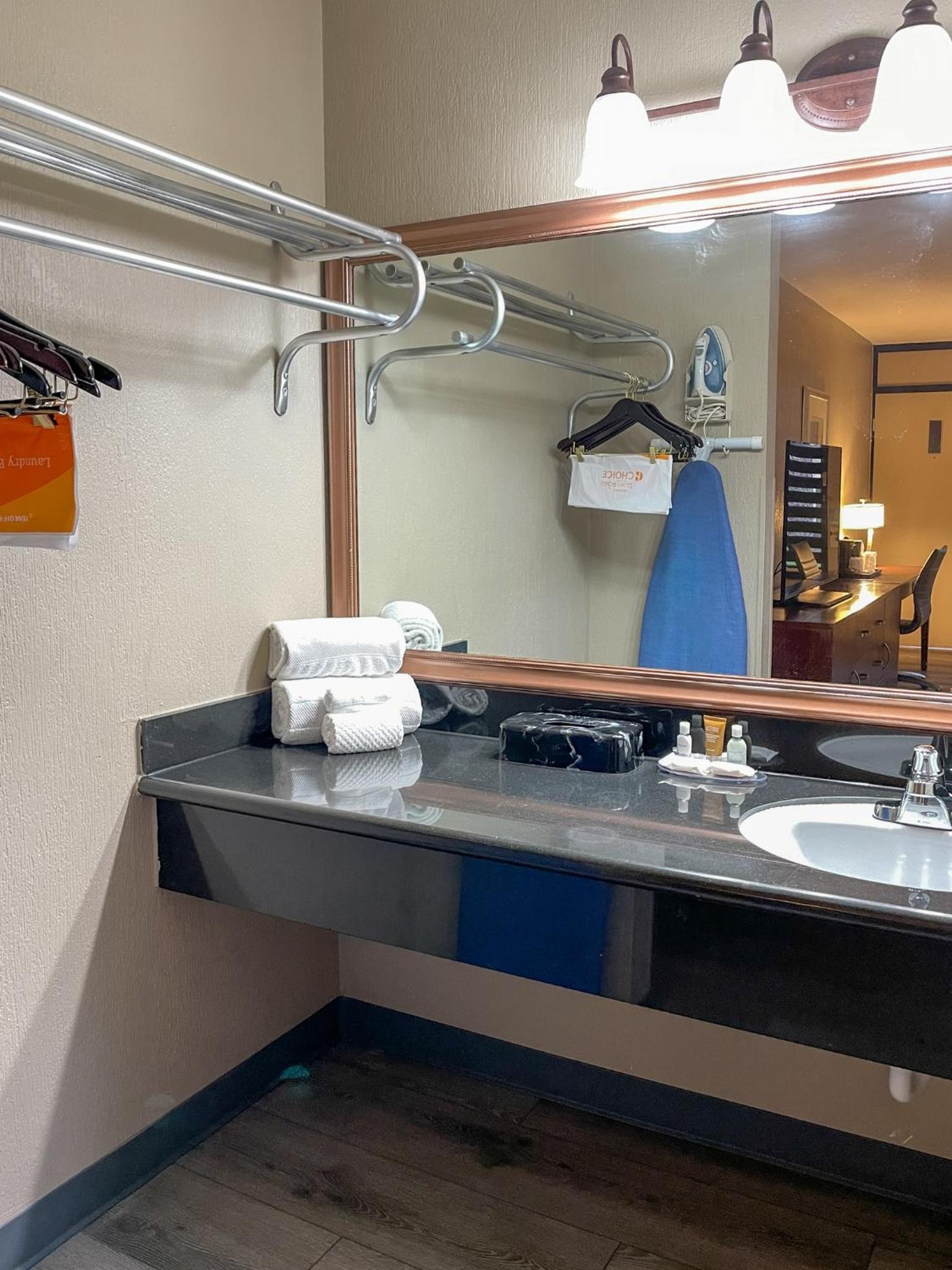 Double Room with Two Double Beds - Non Smoking - Photo 2
