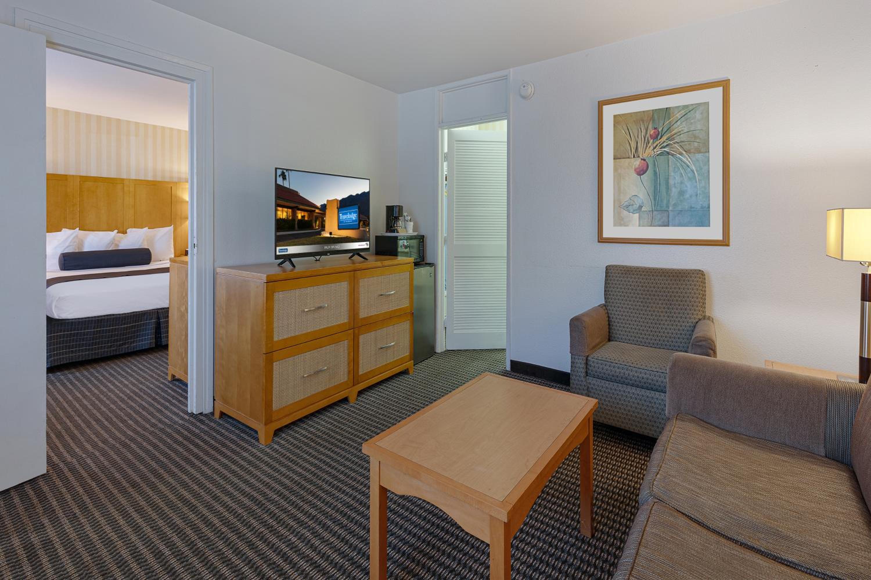 King Suite - Non-Smoking - Photo 1
