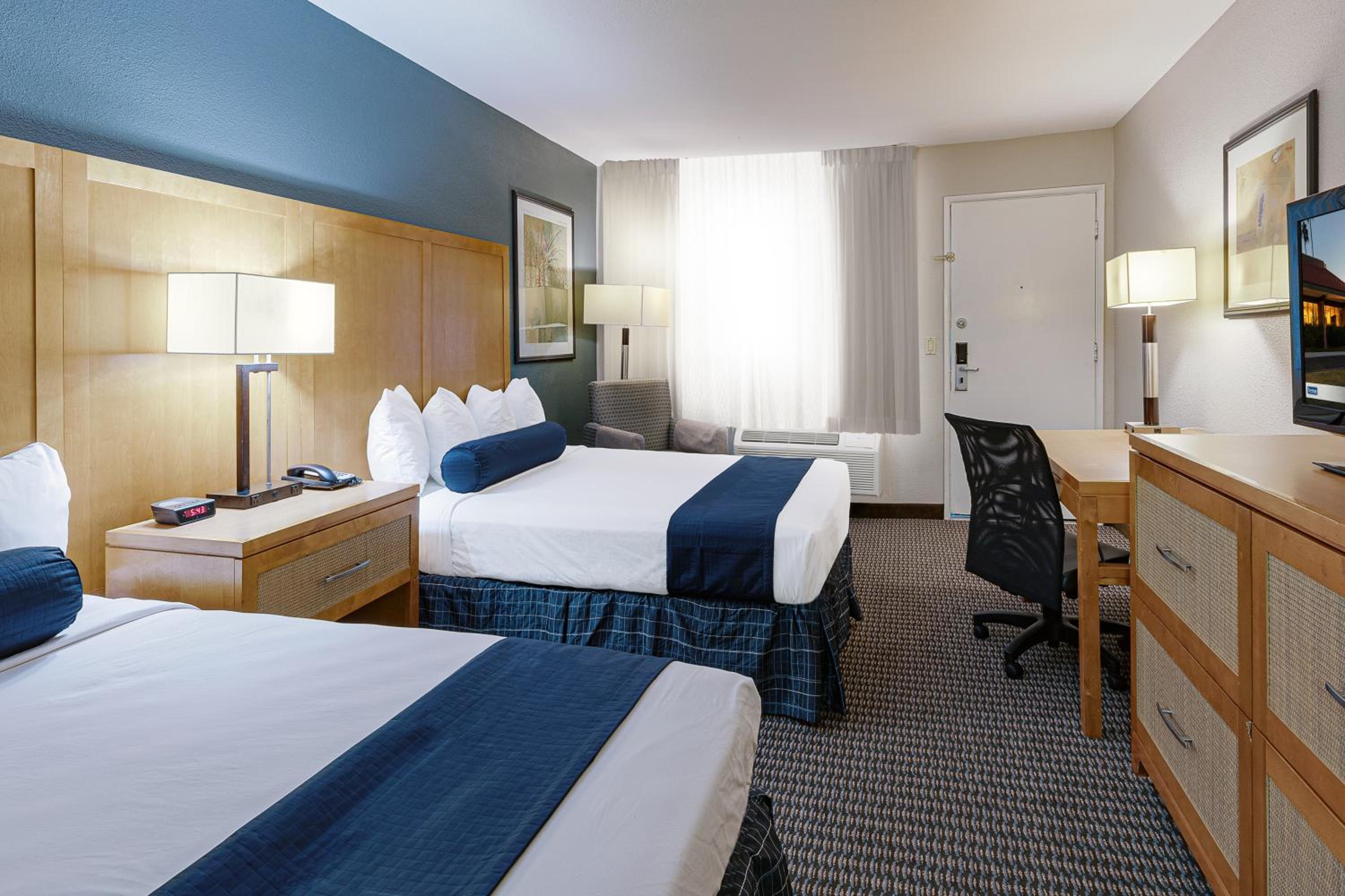 Queen Room with Two Queen Beds and Roll-In Shower - Disability Access/Non-Smoking - Photo 4