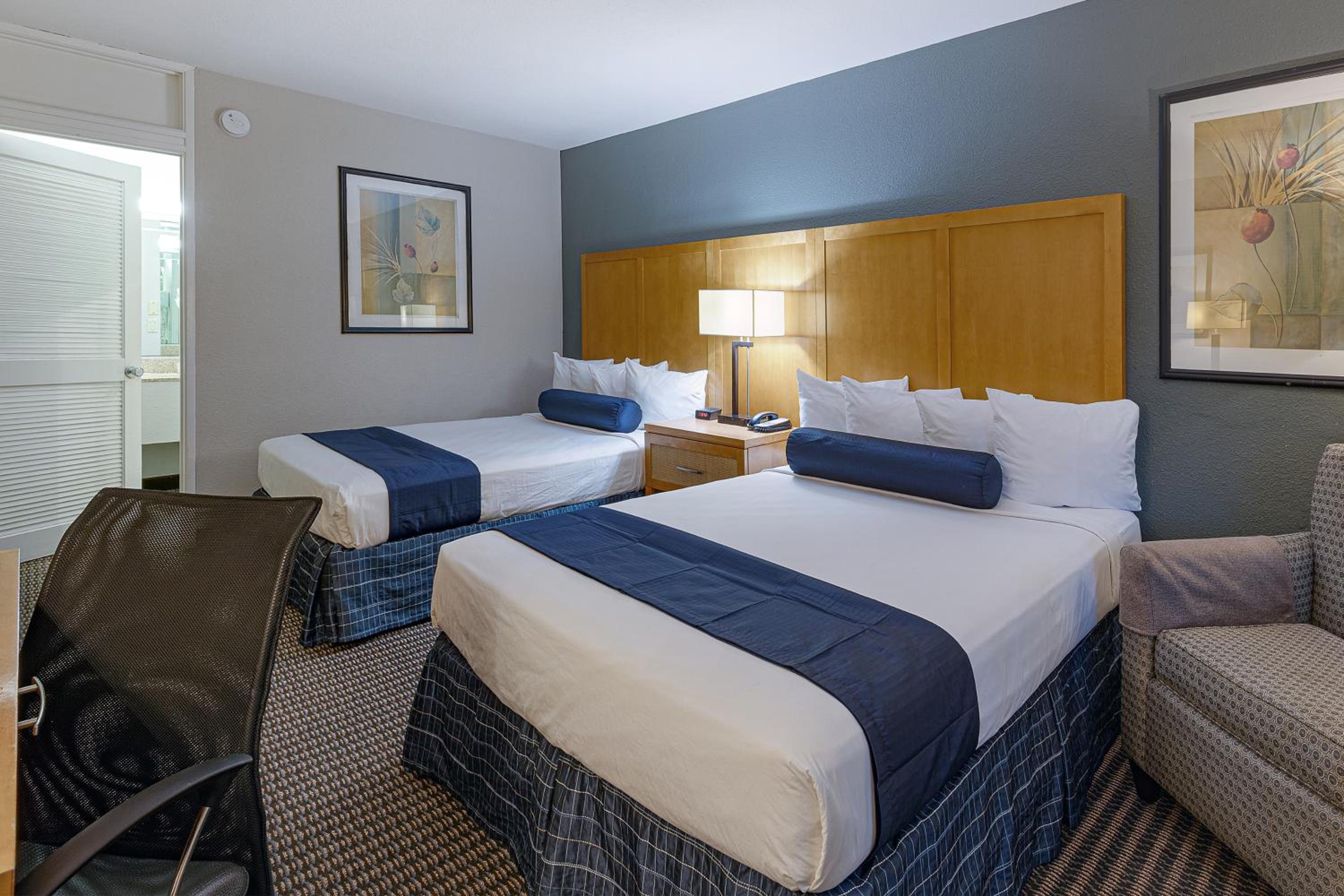 Queen Room with Two Queen Beds - Non-Smoking - Photo 4