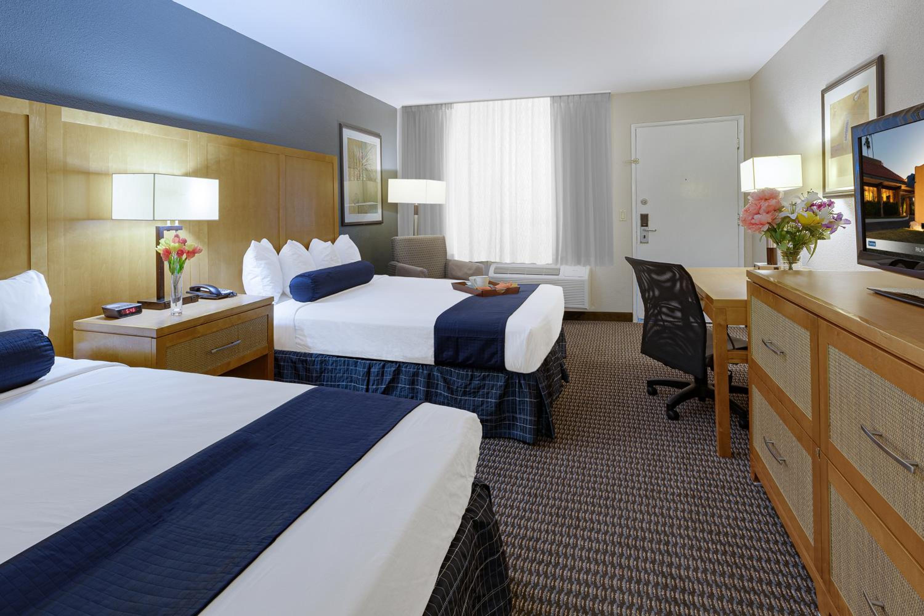 Queen Room with Two Queen Beds - Smoking photo 2