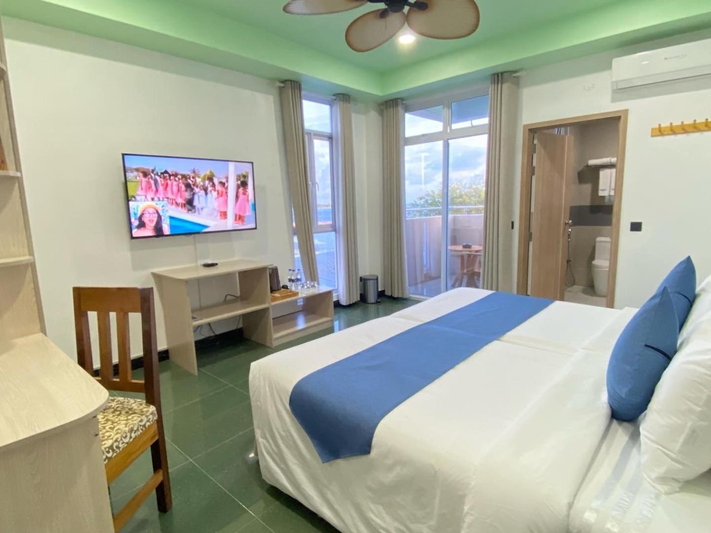 Double Room with Balcony and Sea View - Photo 2
