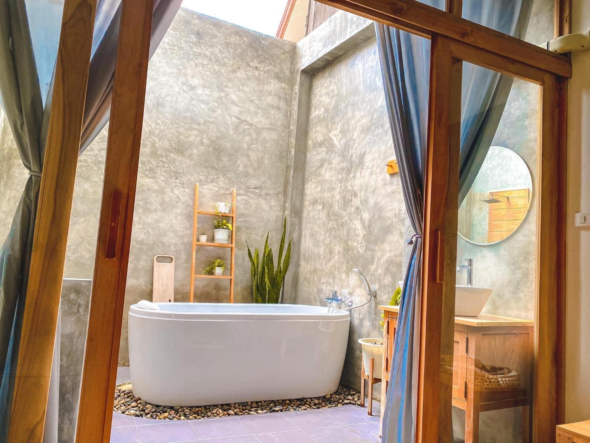 Deluxe Double Room with Bath - Photo 5