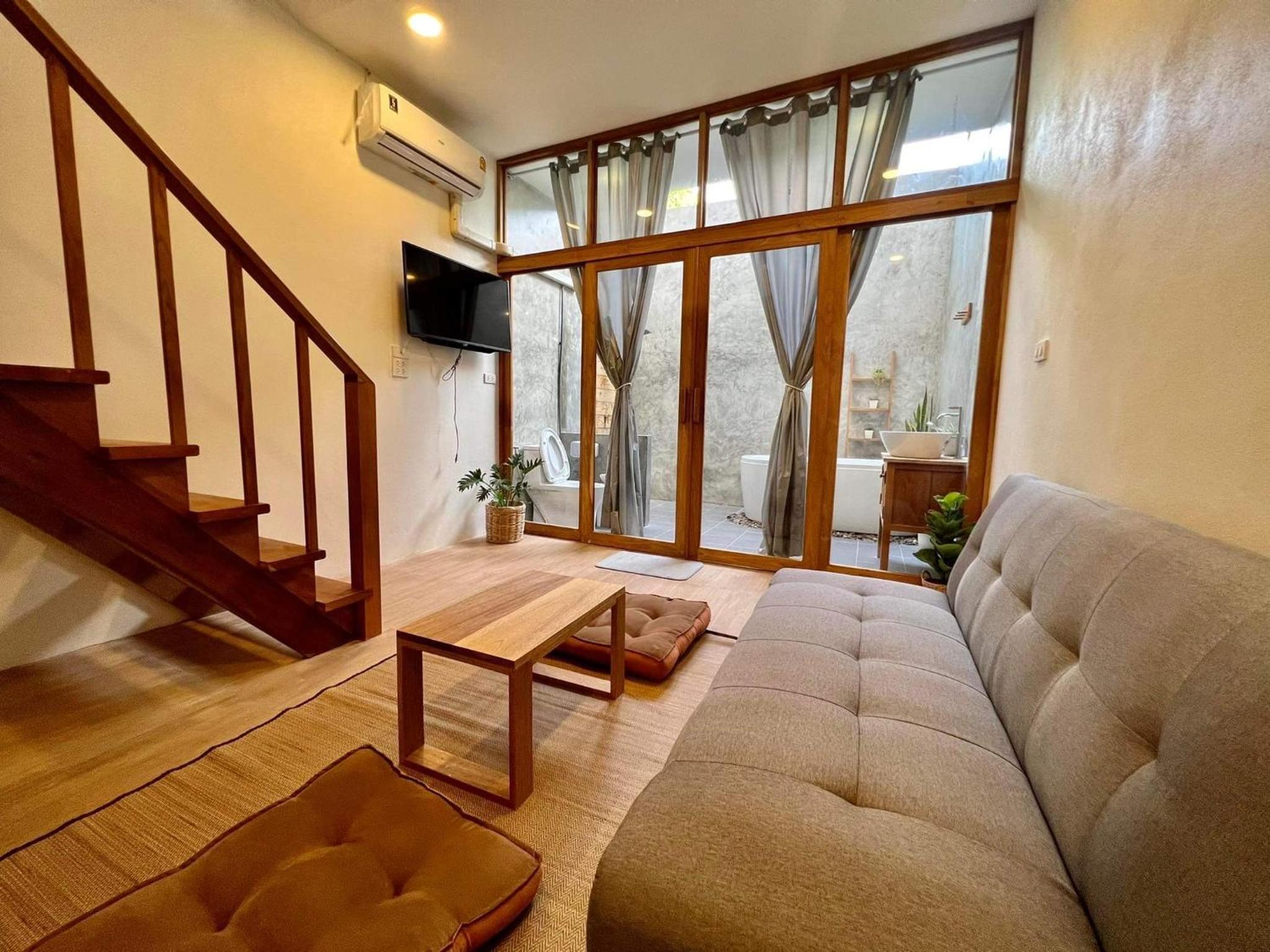 Deluxe Double Room with Bath - Photo 8