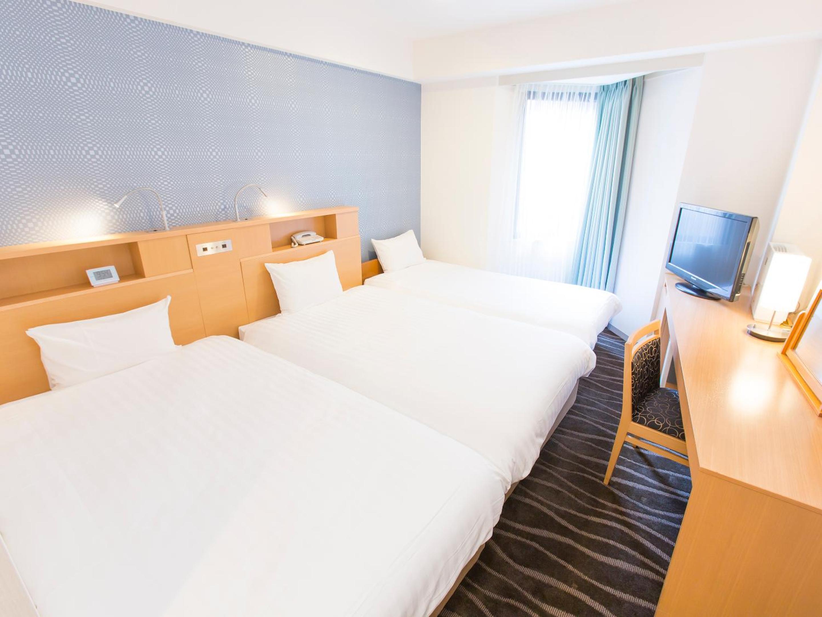 Twin Room with Sofa Bed - Non-Smoking photo 1