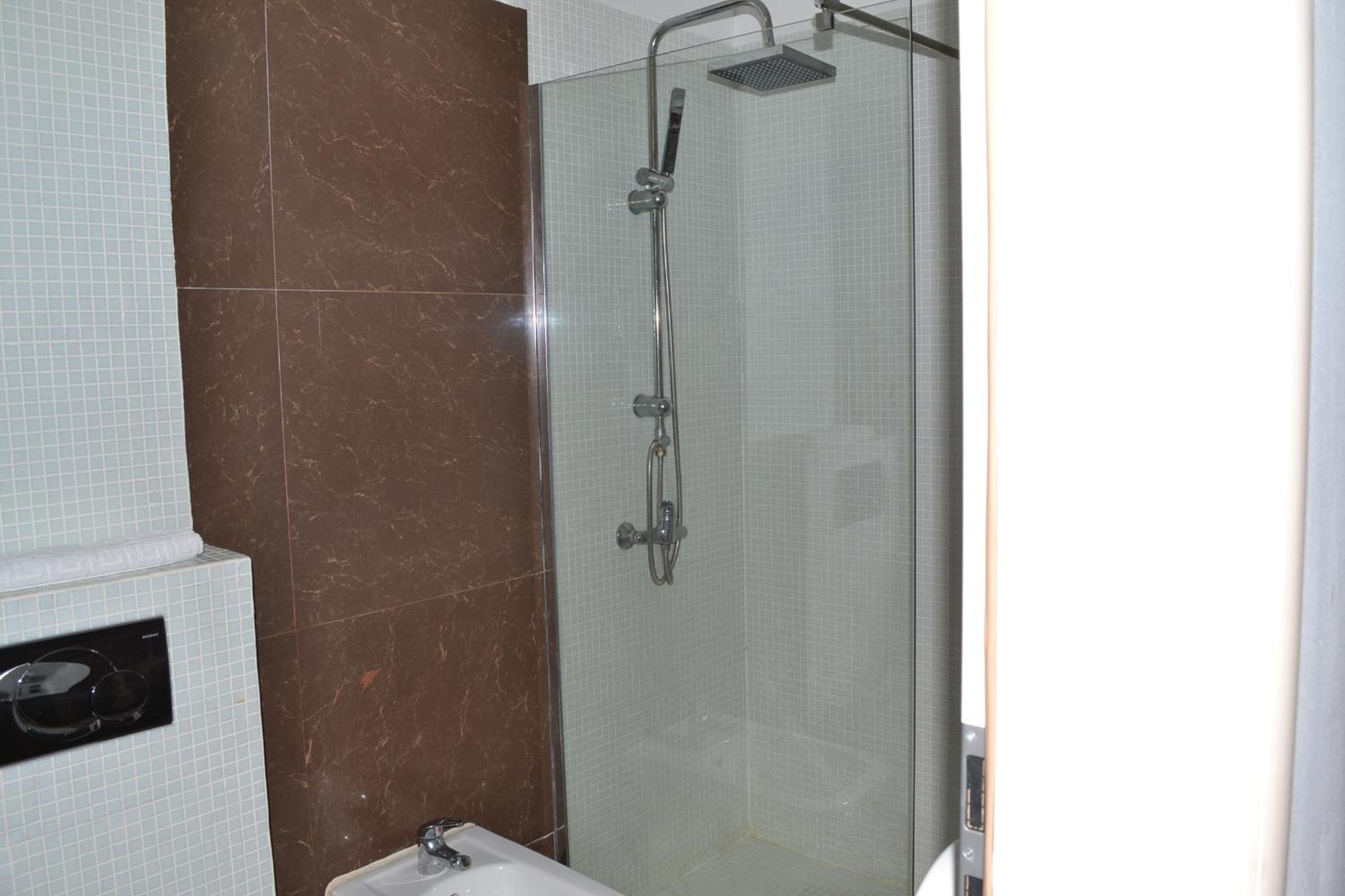 Double Room with Private Bathroom - Photo 78