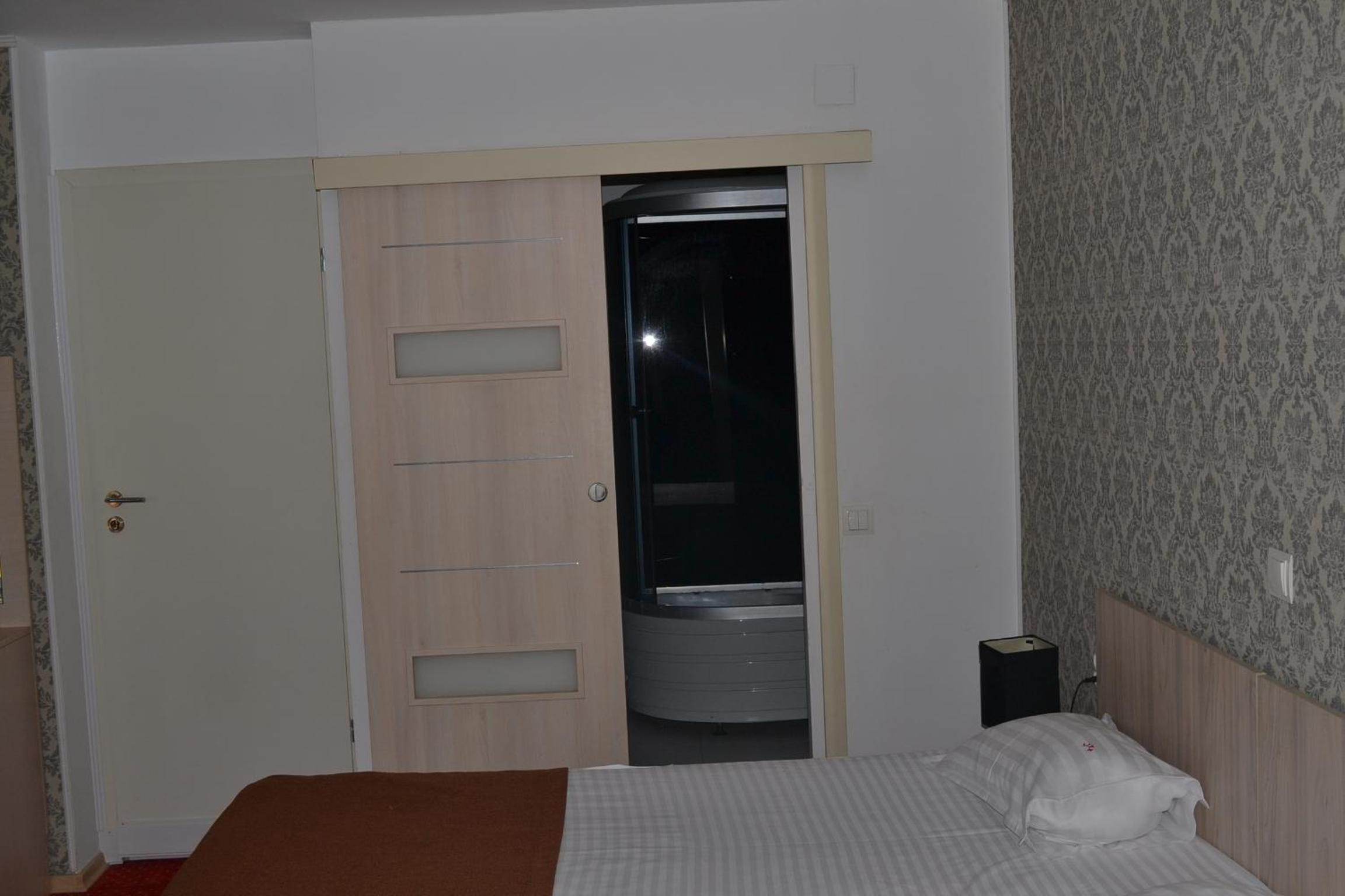 Double Room with Private Bathroom - Photo 35