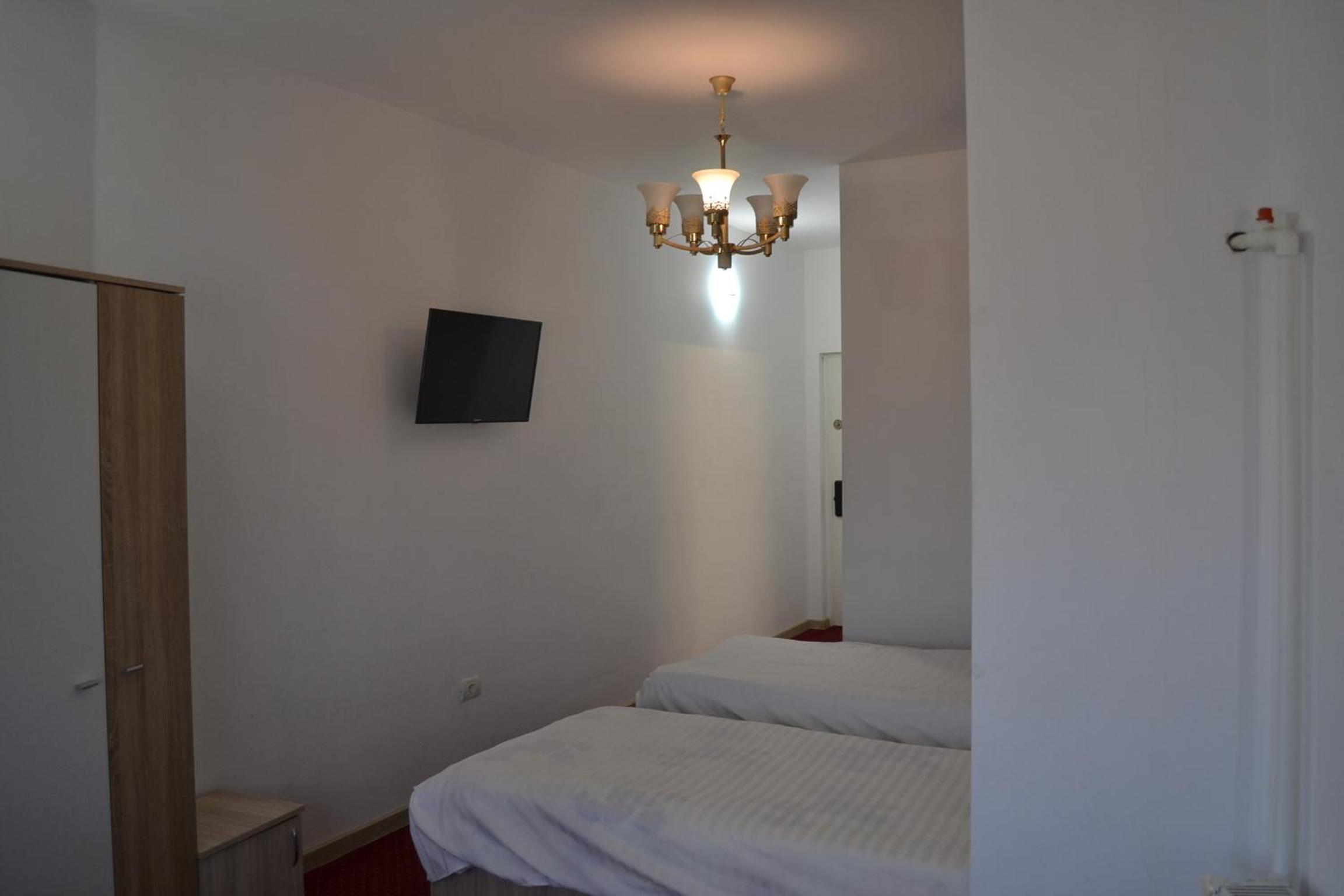 Double Room with Private Bathroom - Photo 79