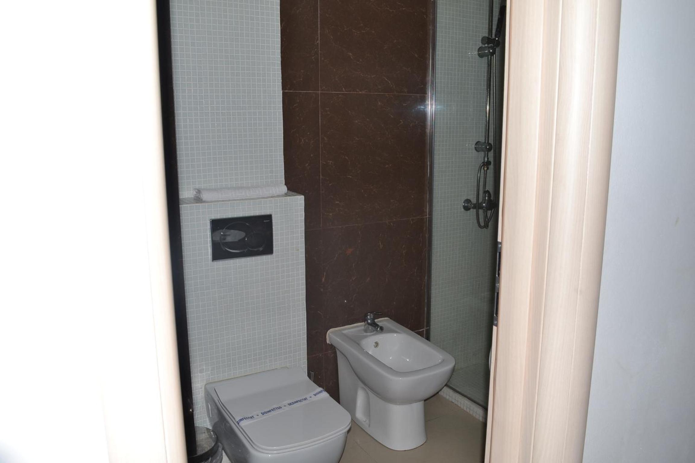 Double Room with Private Bathroom - Photo 68
