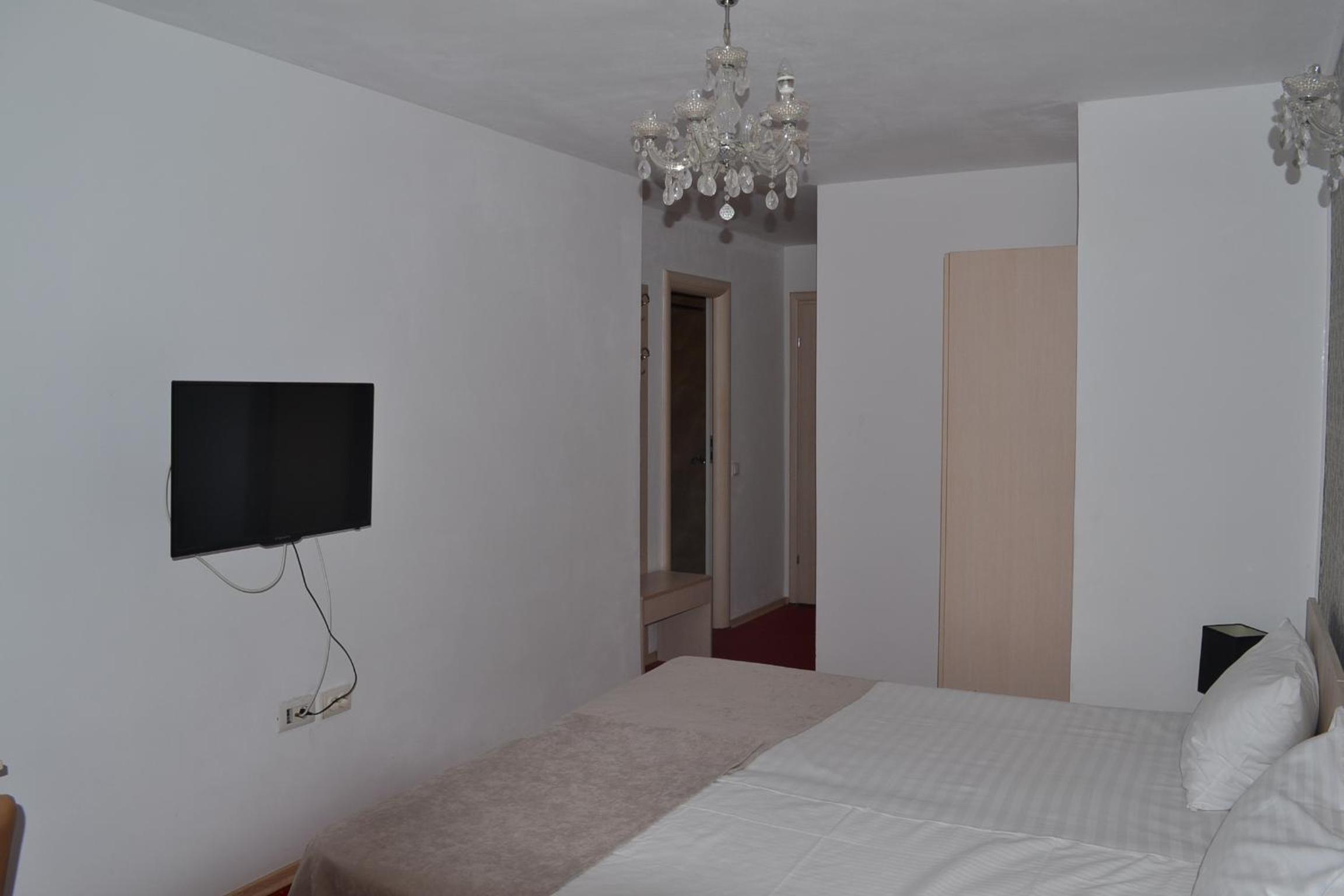 Double Room with Private Bathroom - Photo 72