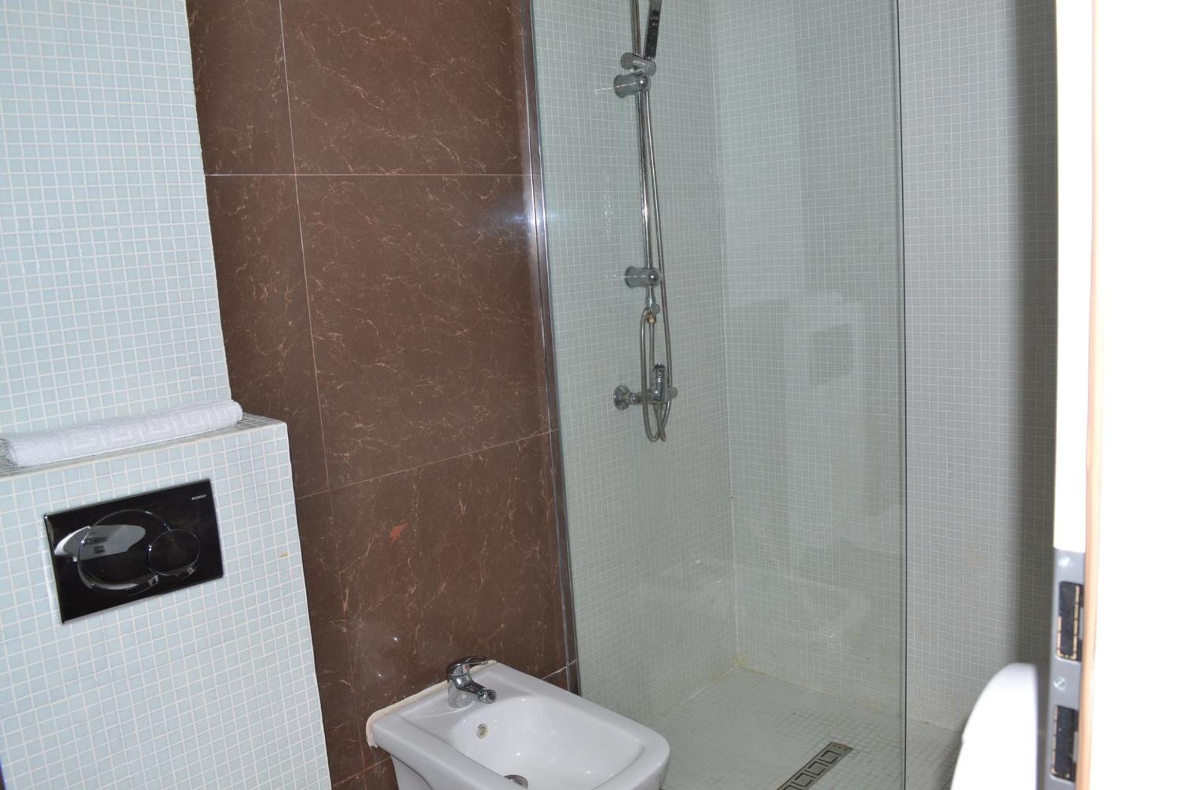 Double Room with Private Bathroom - Photo 30