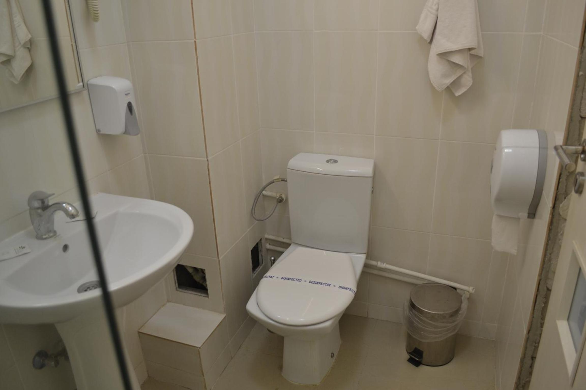 Double Room with Private Bathroom - Photo 29