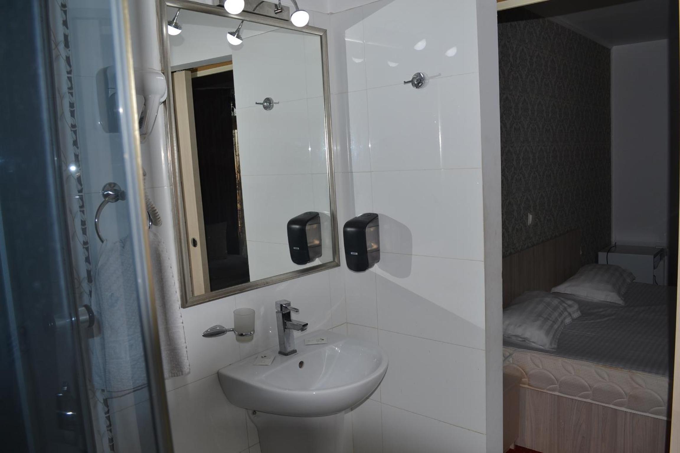 Double Room with Private Bathroom - Photo 71