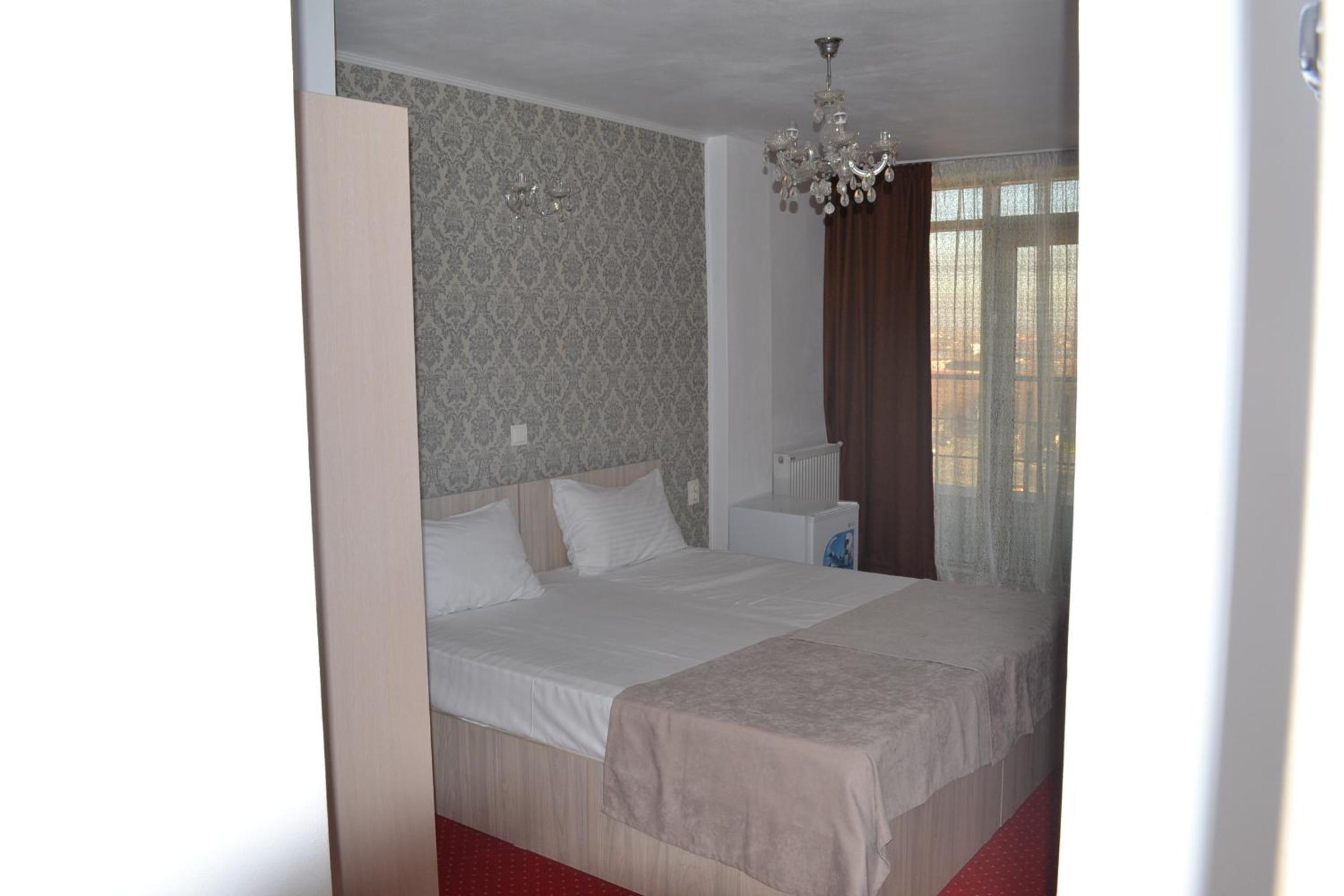 Double Room with Private Bathroom - Photo 69