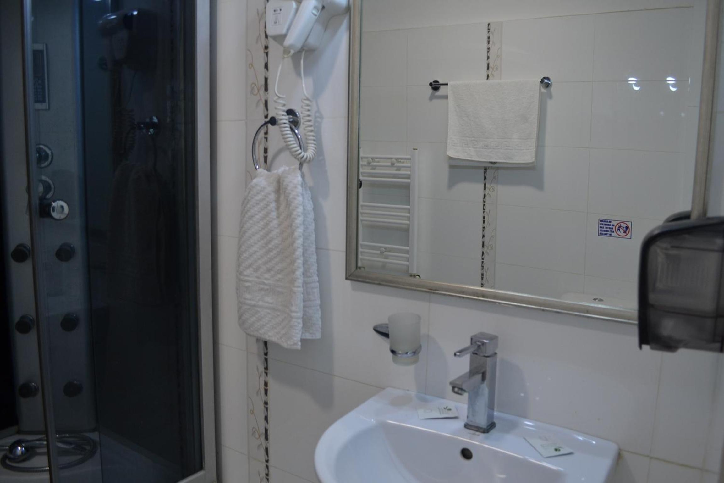 Double Room with Private Bathroom - Photo 25