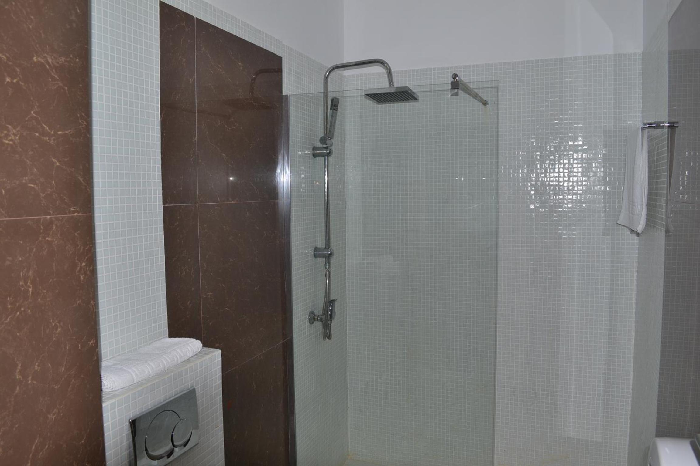 Double Room with Private Bathroom - Photo 60