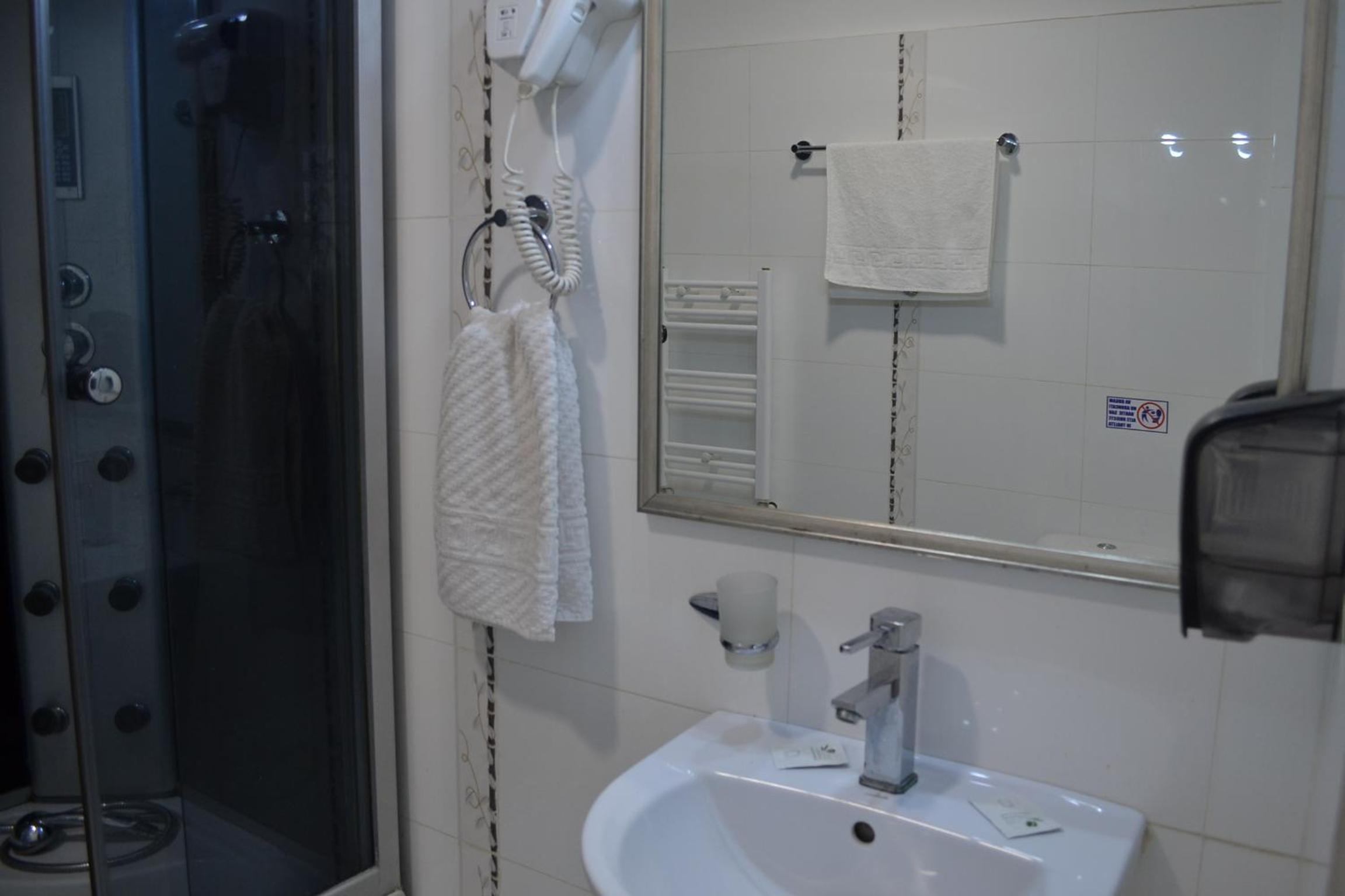 Double Room with Private Bathroom - Photo 61