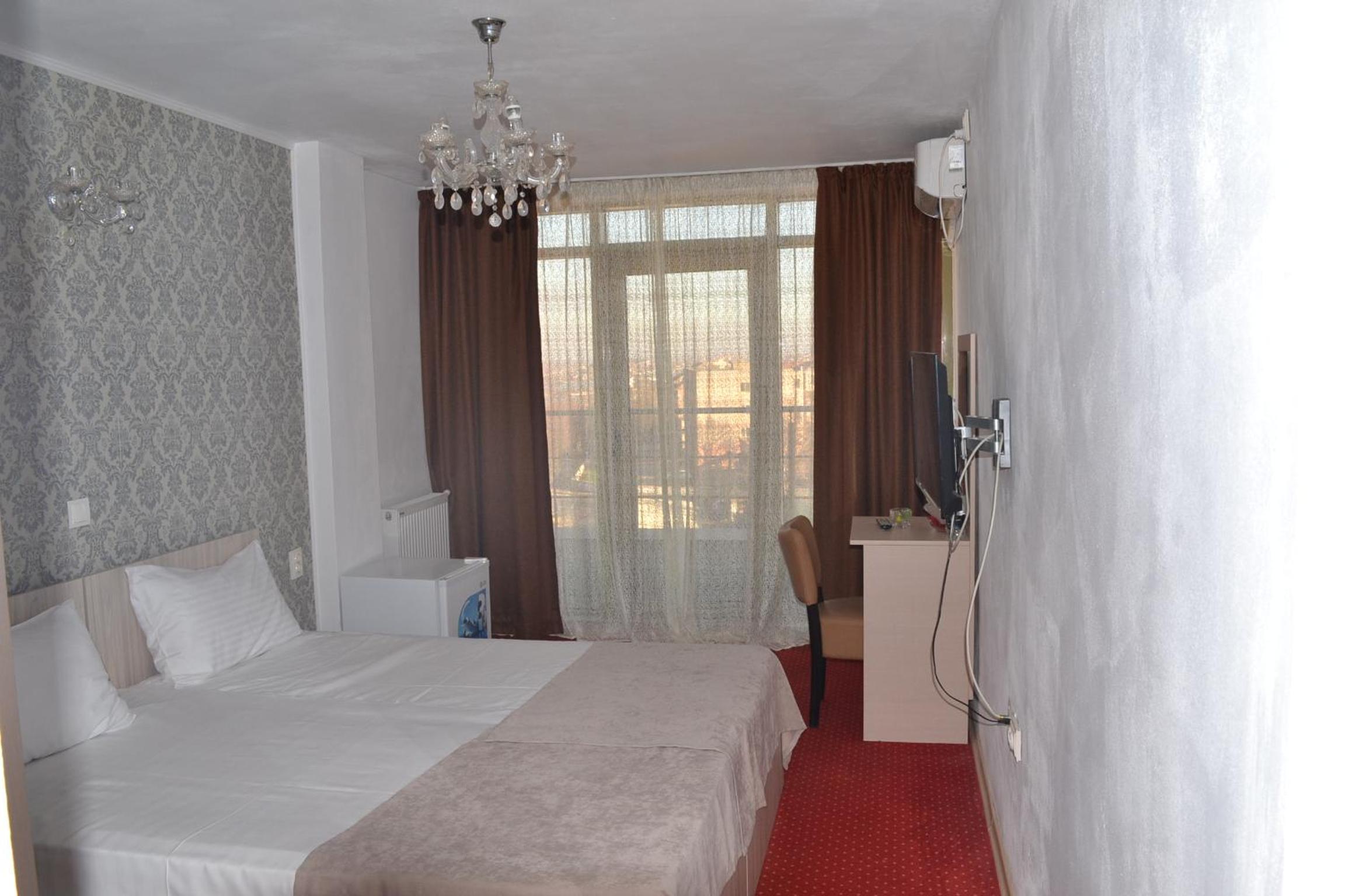 Double Room with Private Bathroom - Photo 10
