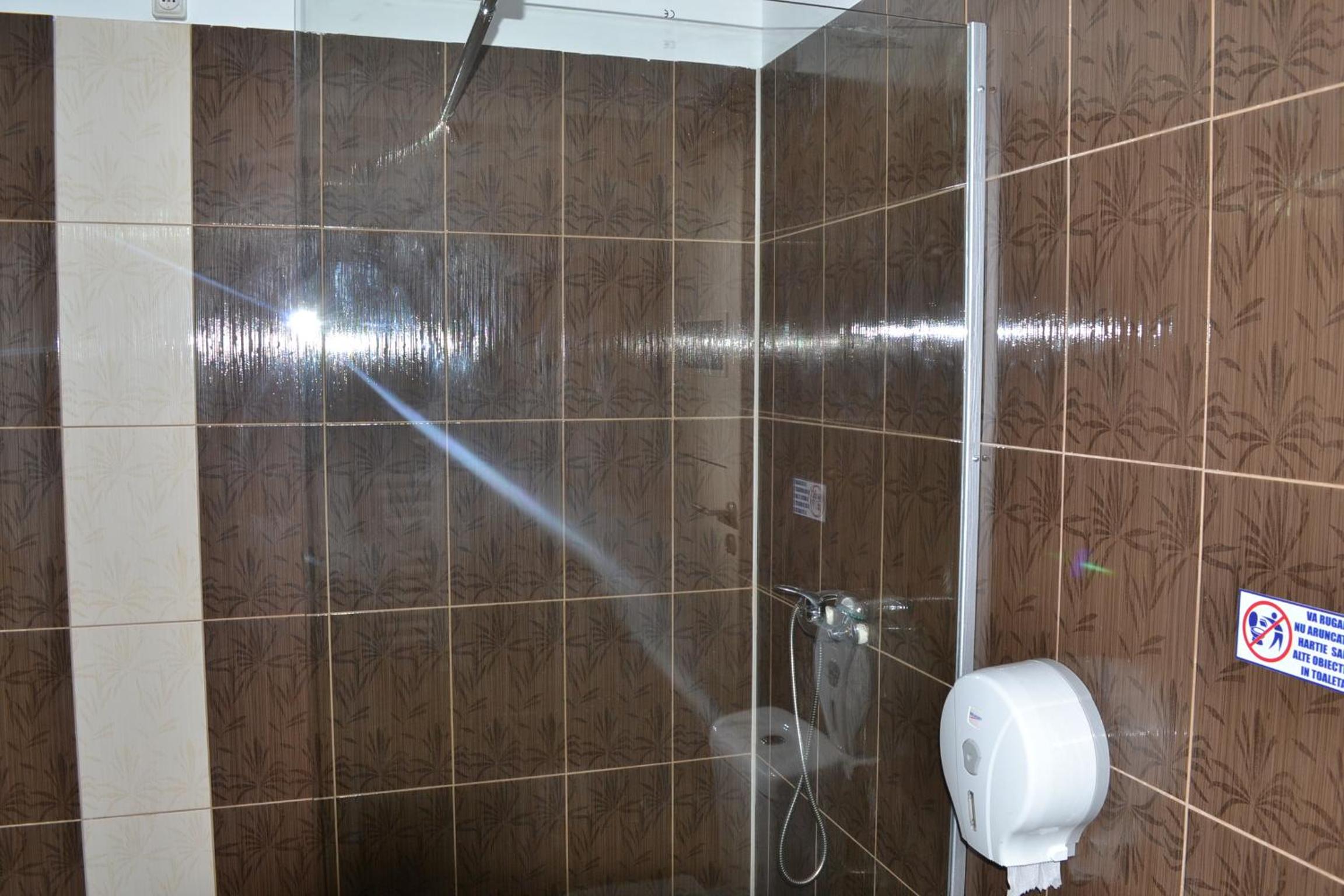 Double Room with Private Bathroom - Photo 15