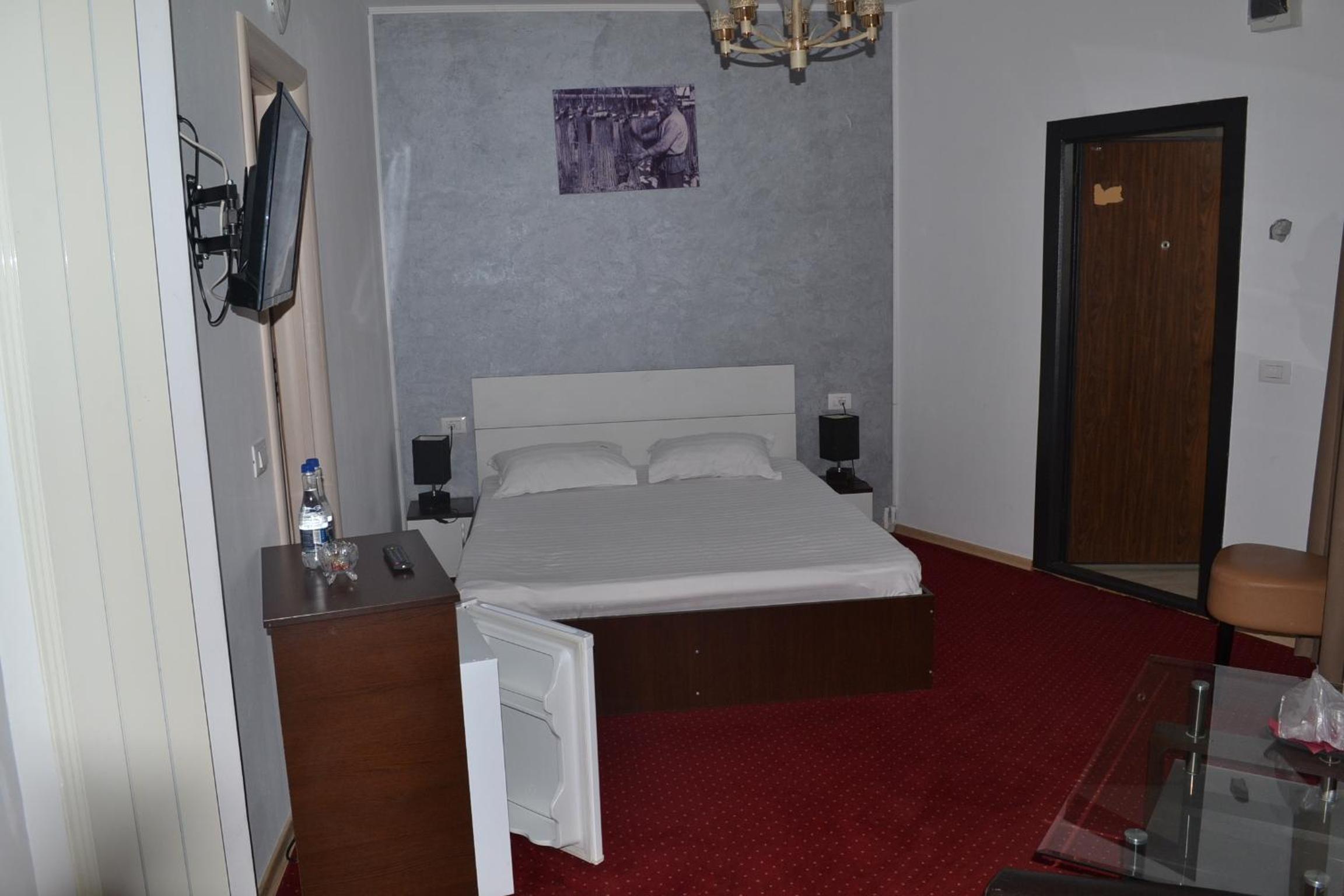 Double Room with Private Bathroom - Photo 2