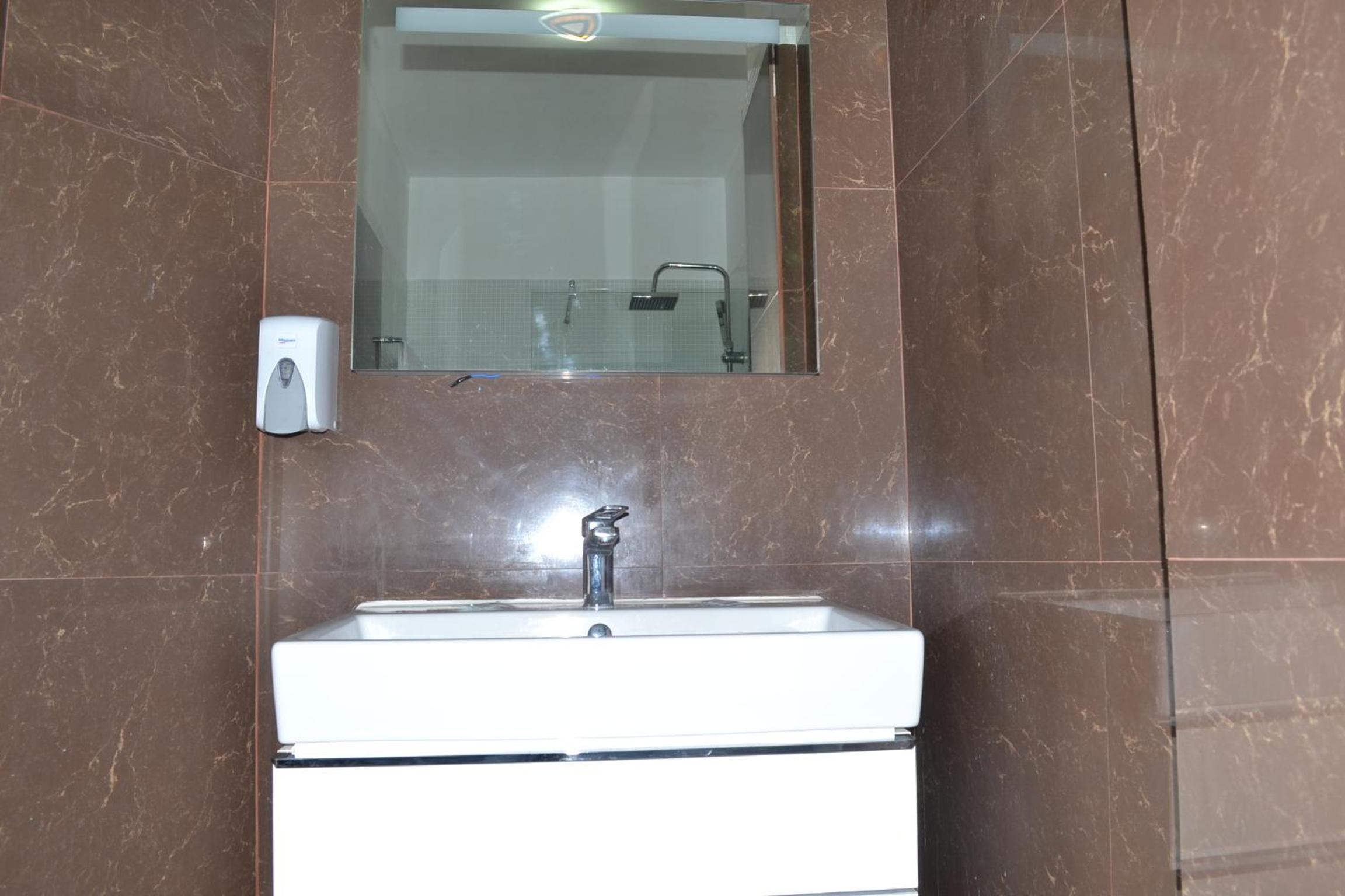 Double Room with Private Bathroom - Photo 18