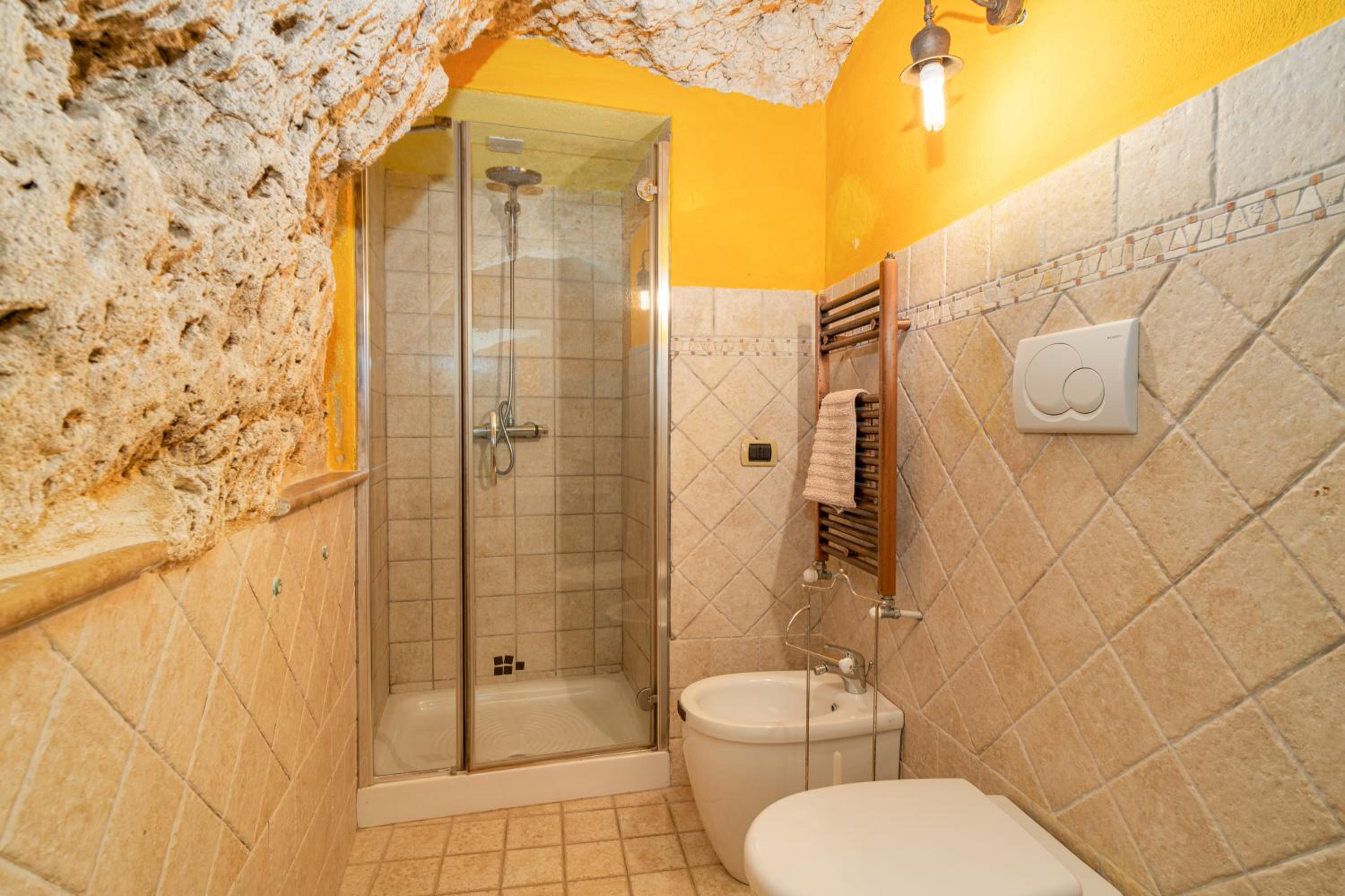 Two-Bedroom House - Photo 34