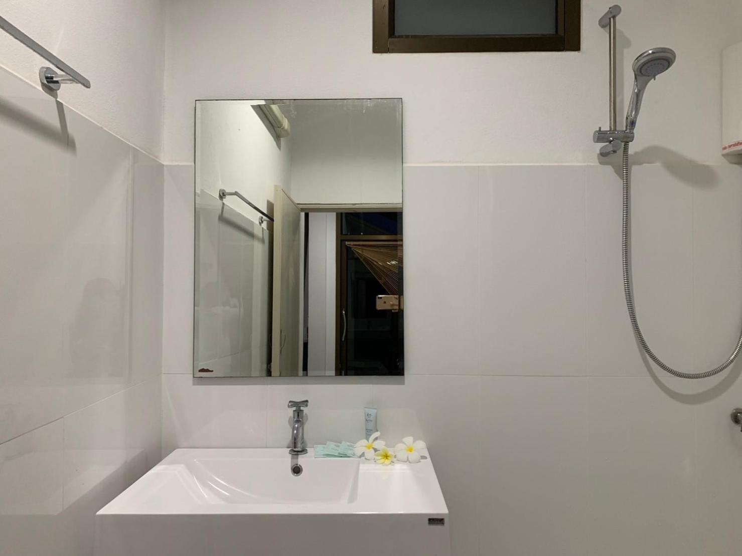 One-Bedroom House - Photo 13