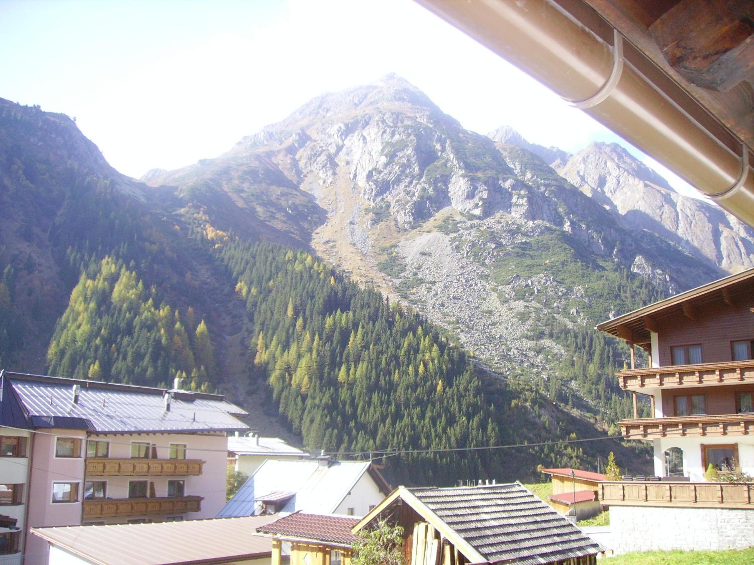 One-Bedroom Apartment with Balcony - Photo 2