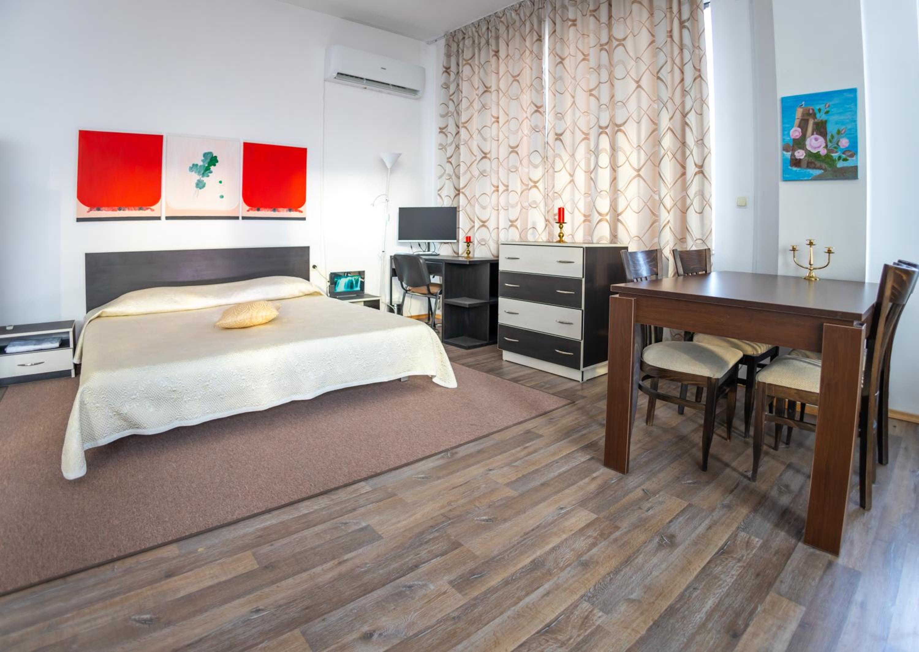 One-Bedroom Apartment photo 1