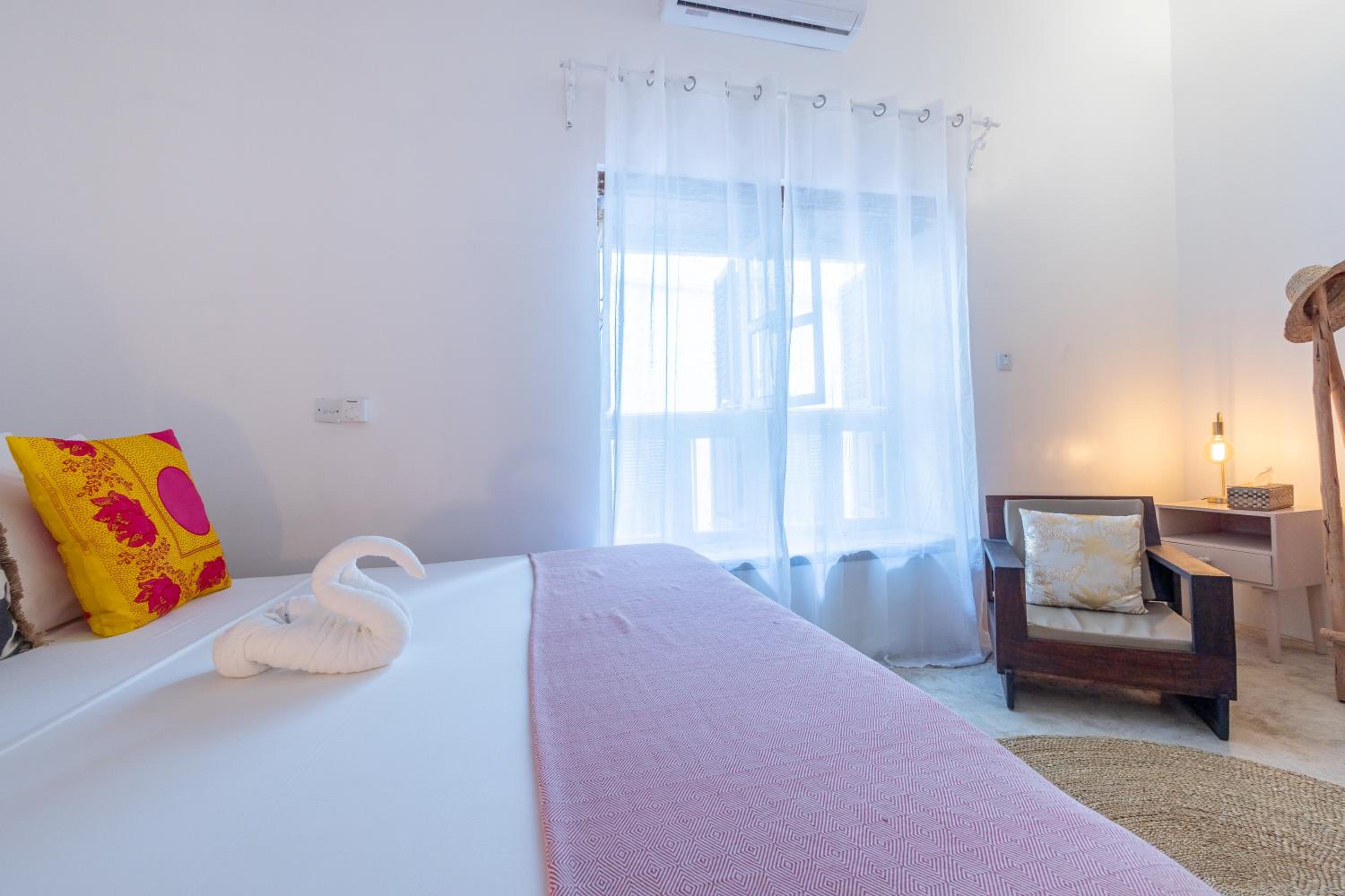 Suite - Photo 18