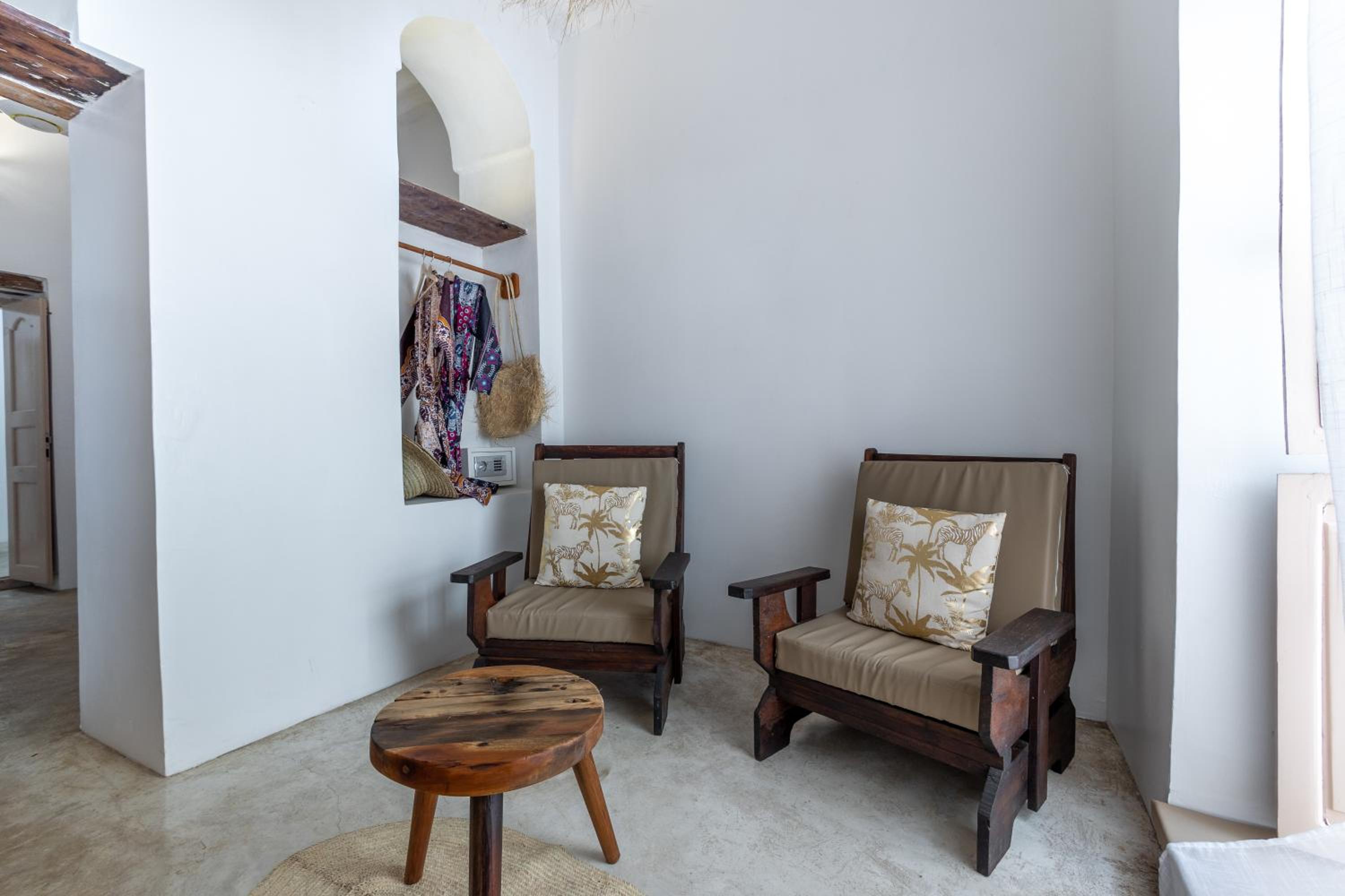 Suite - Photo 22