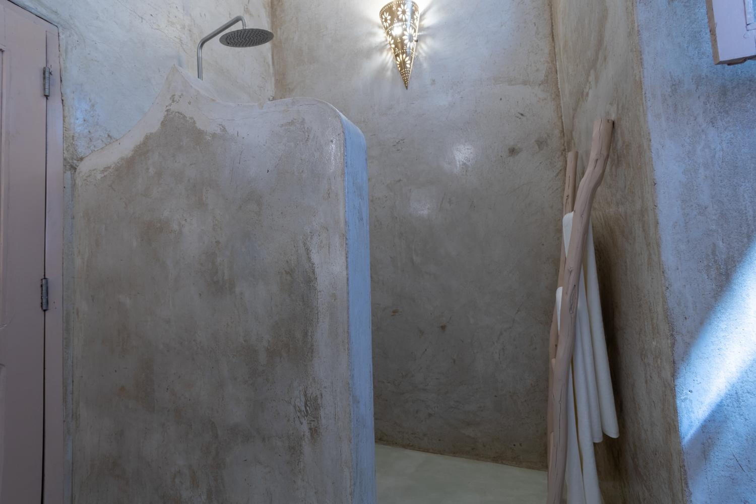 Suite - Photo 23