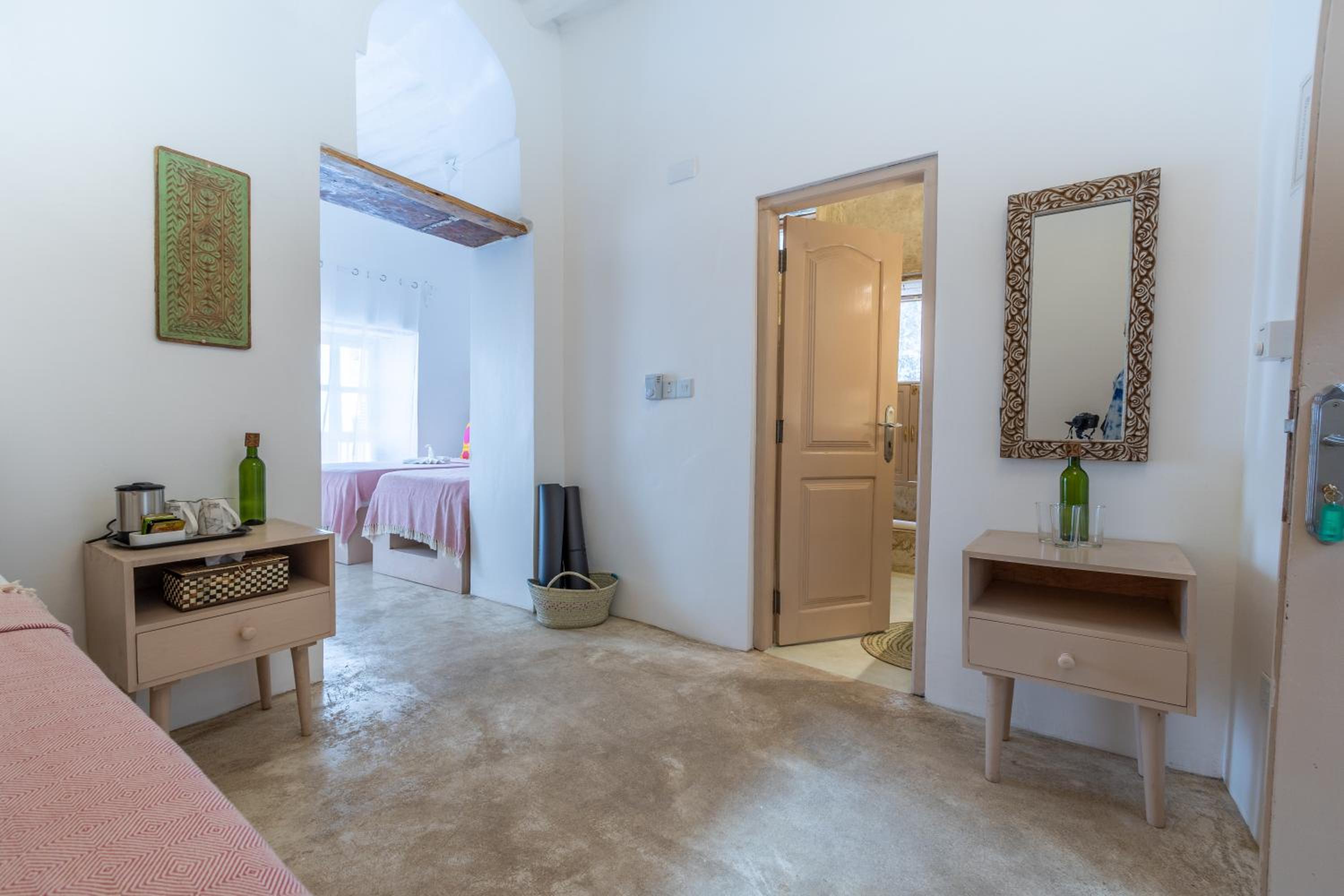 Suite - Photo 24