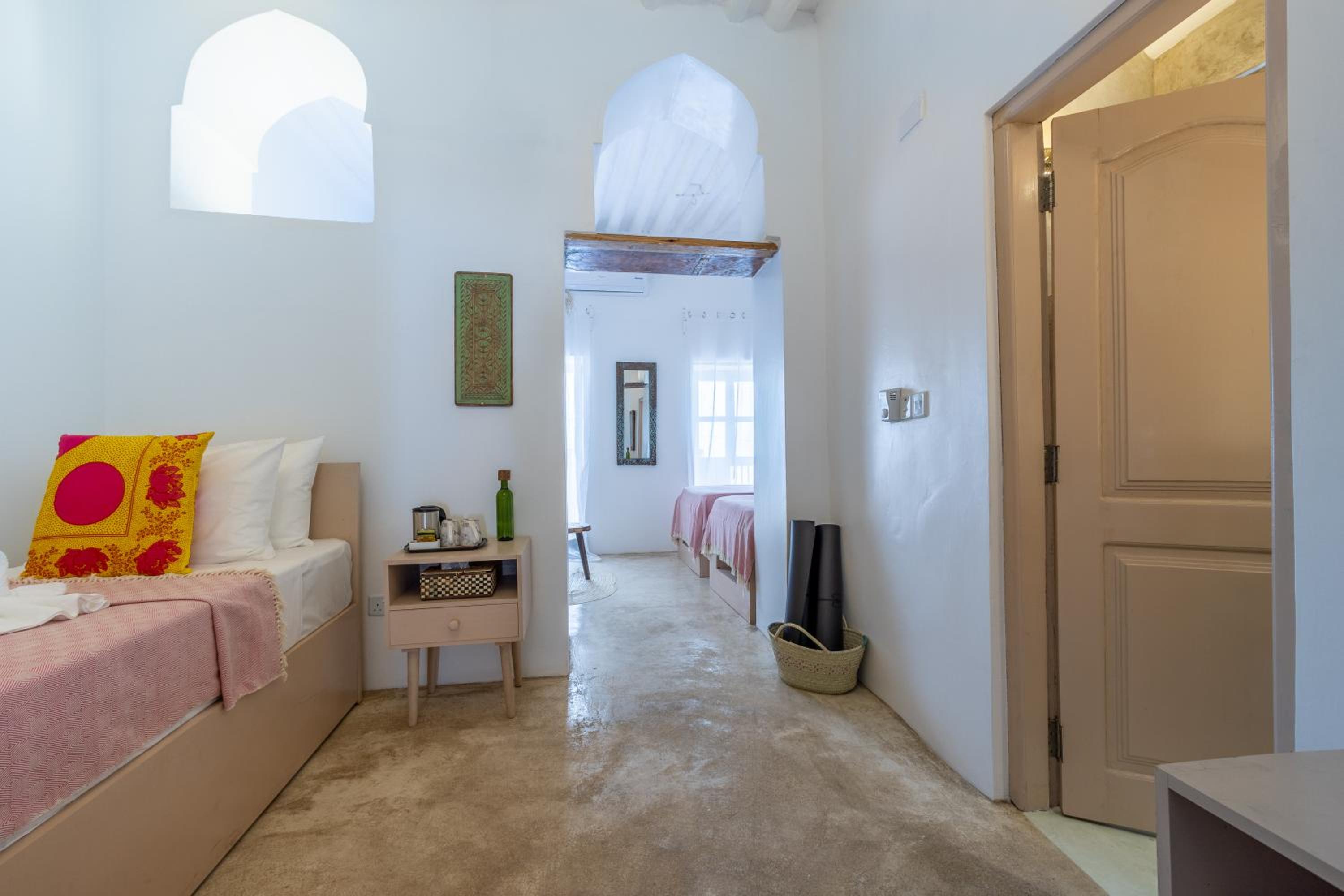 Suite - Photo 25