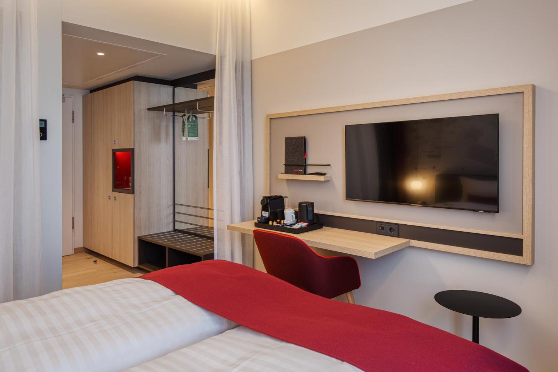 Superior Double Room thumbnail 5