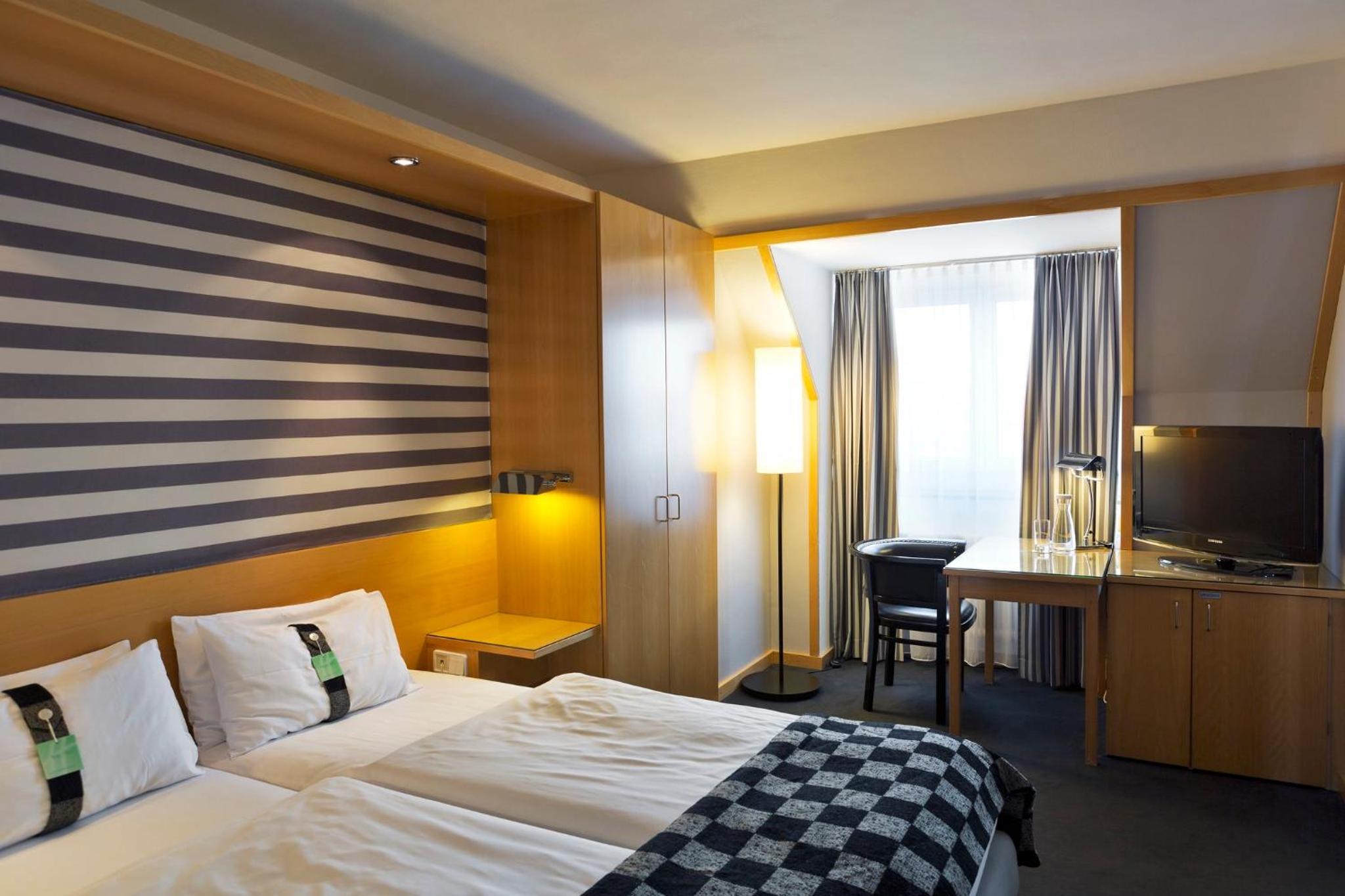 Standard King Room with One Single Bed and City View - Top Floor