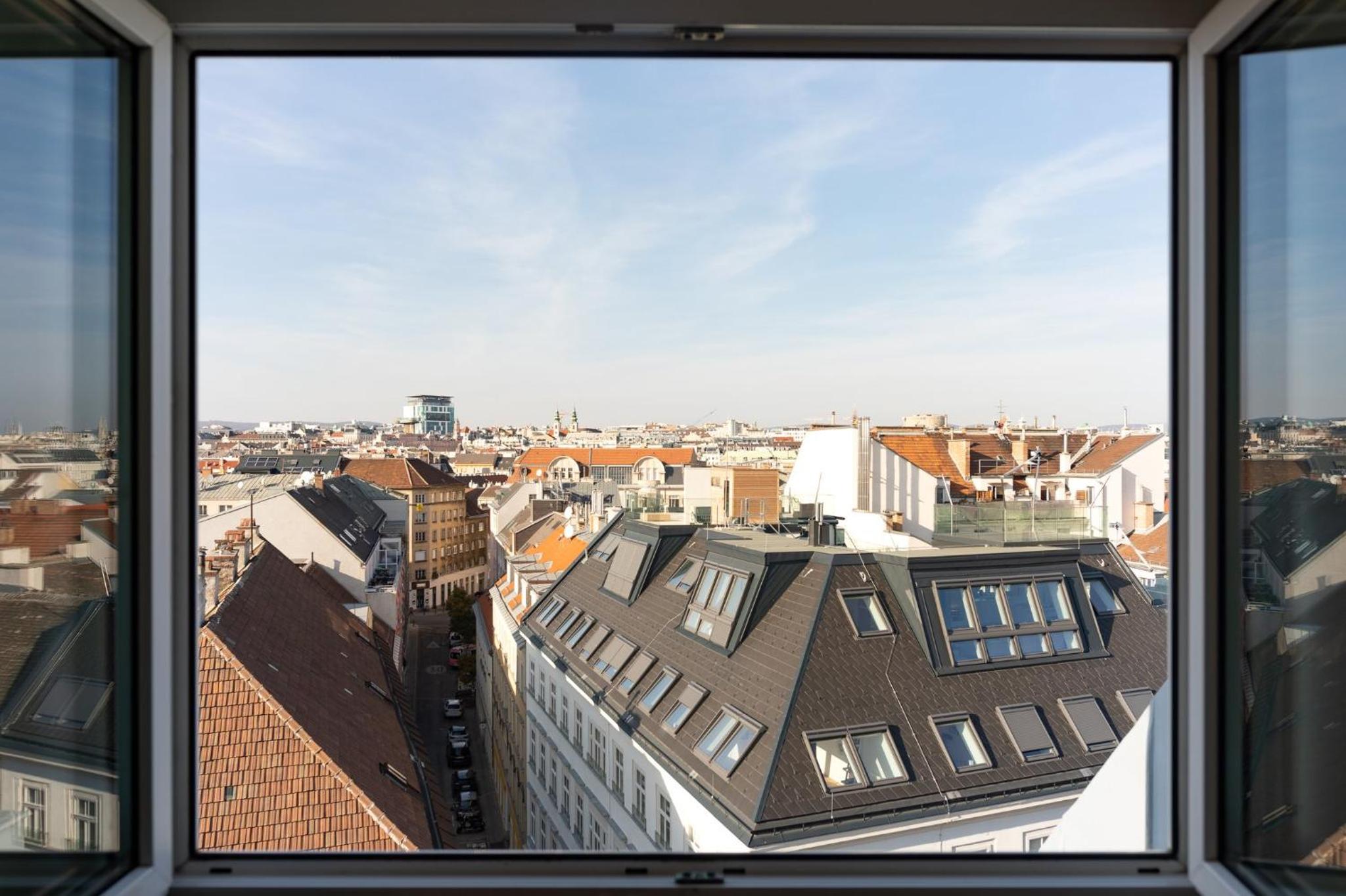 Standard King Room with One Single Bed and City View - Top Floor, photo 6