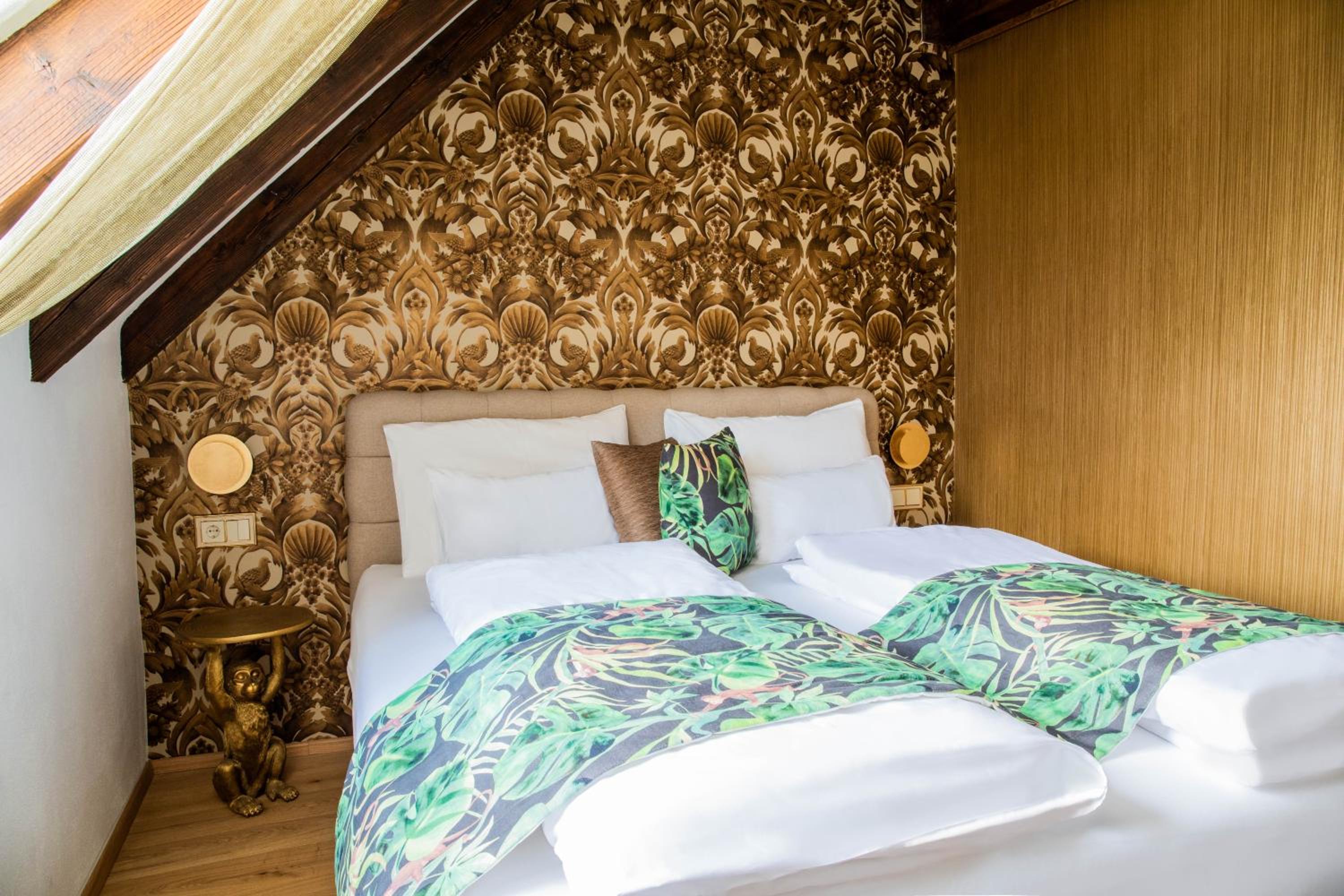 Large Double Room - Photo 9