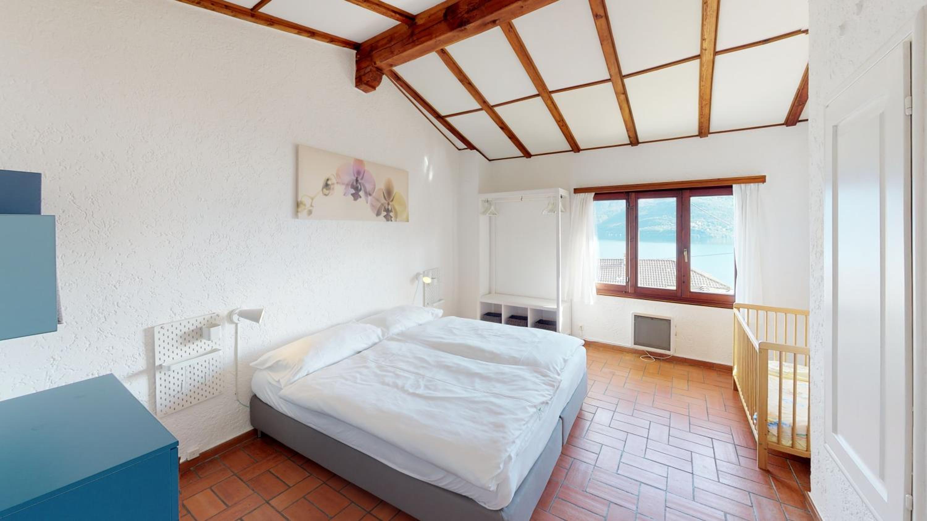 Classic Three-Bedroom Apartment photo 3