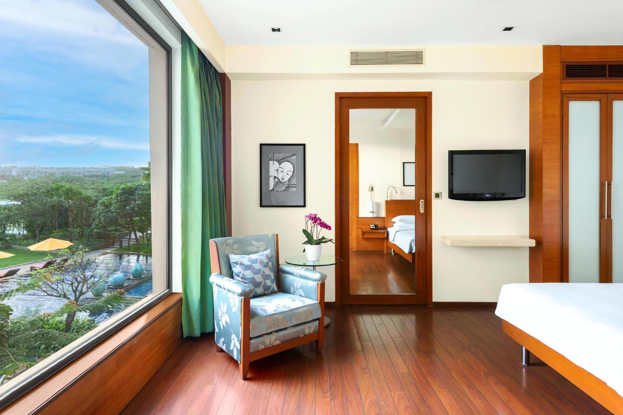 Executive Suite - Photo 5
