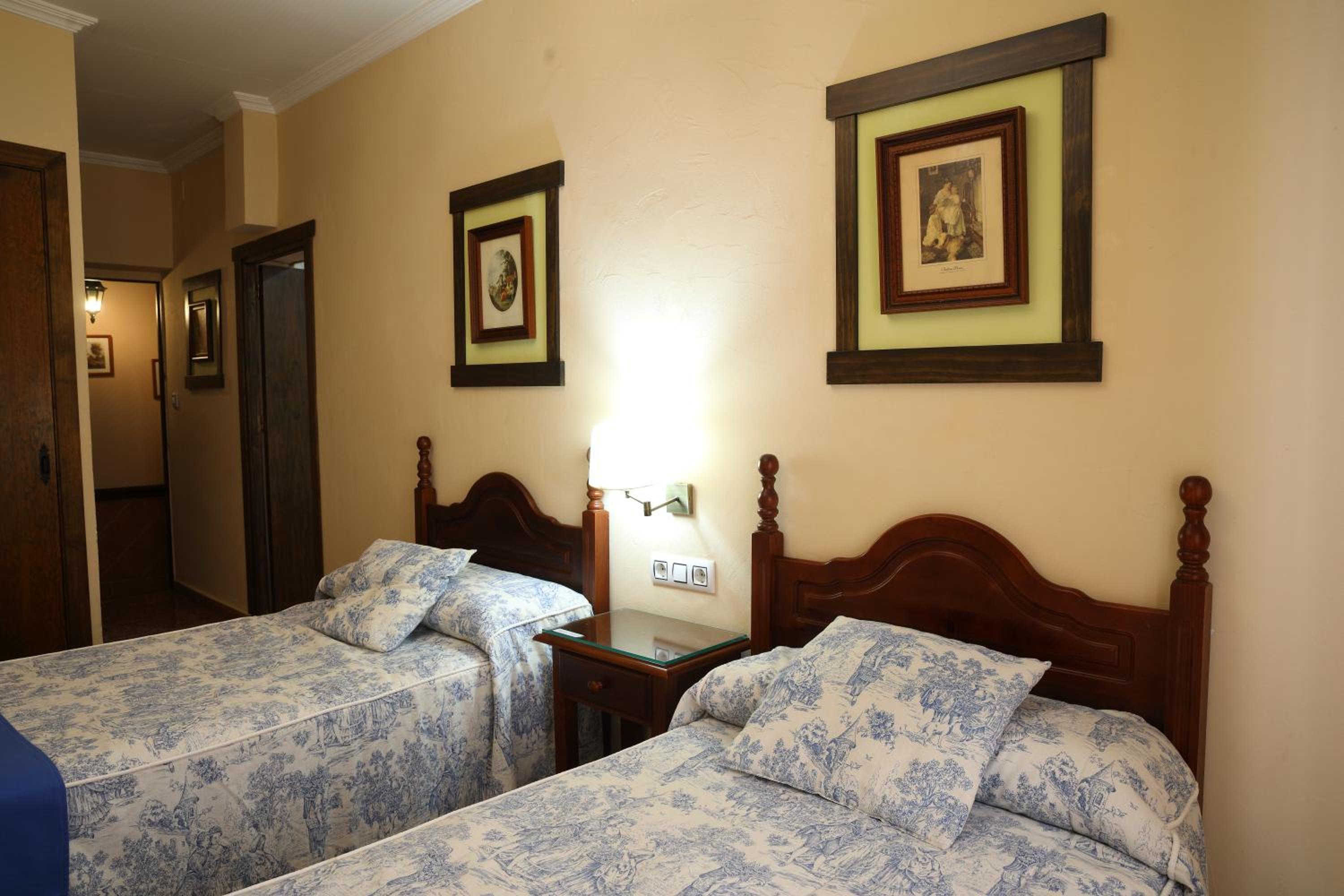 Twin Room with Private Bathroom - Photo 3