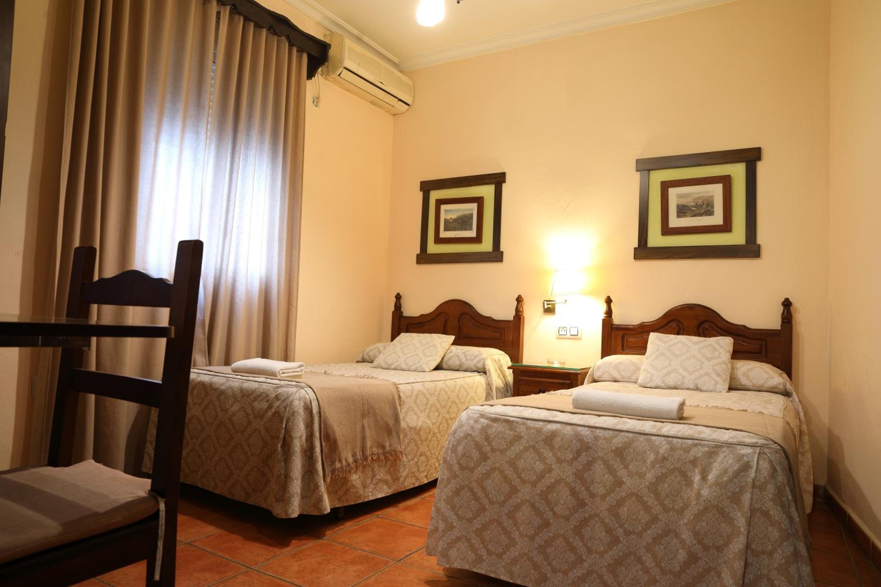 Twin Room with Private Bathroom - Photo 4