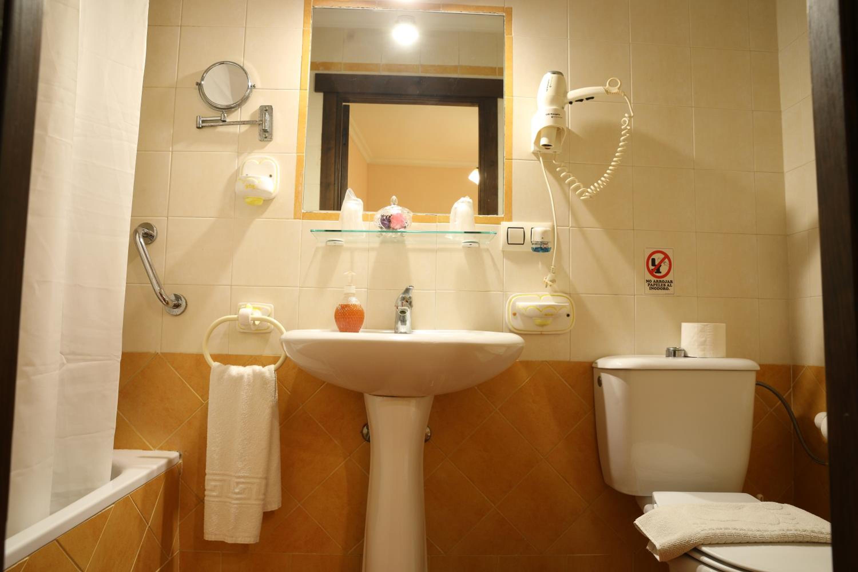 Twin Room with Private Bathroom - Photo 5